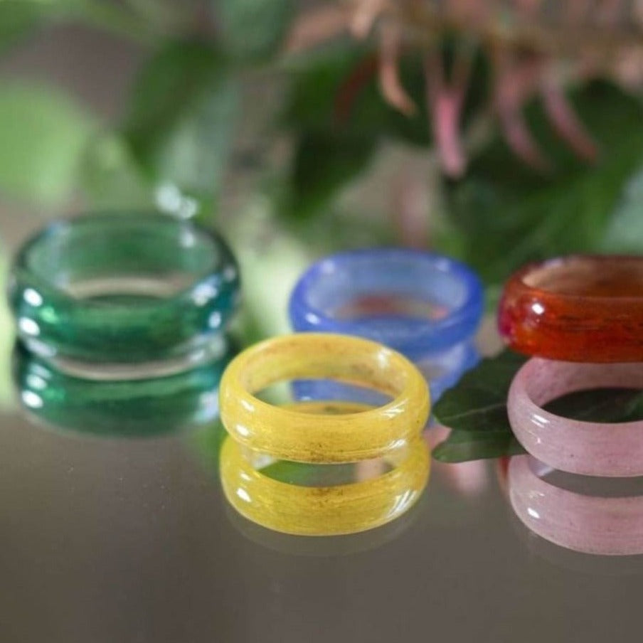 Mélange de tailles et de couleurs de bagues en verre