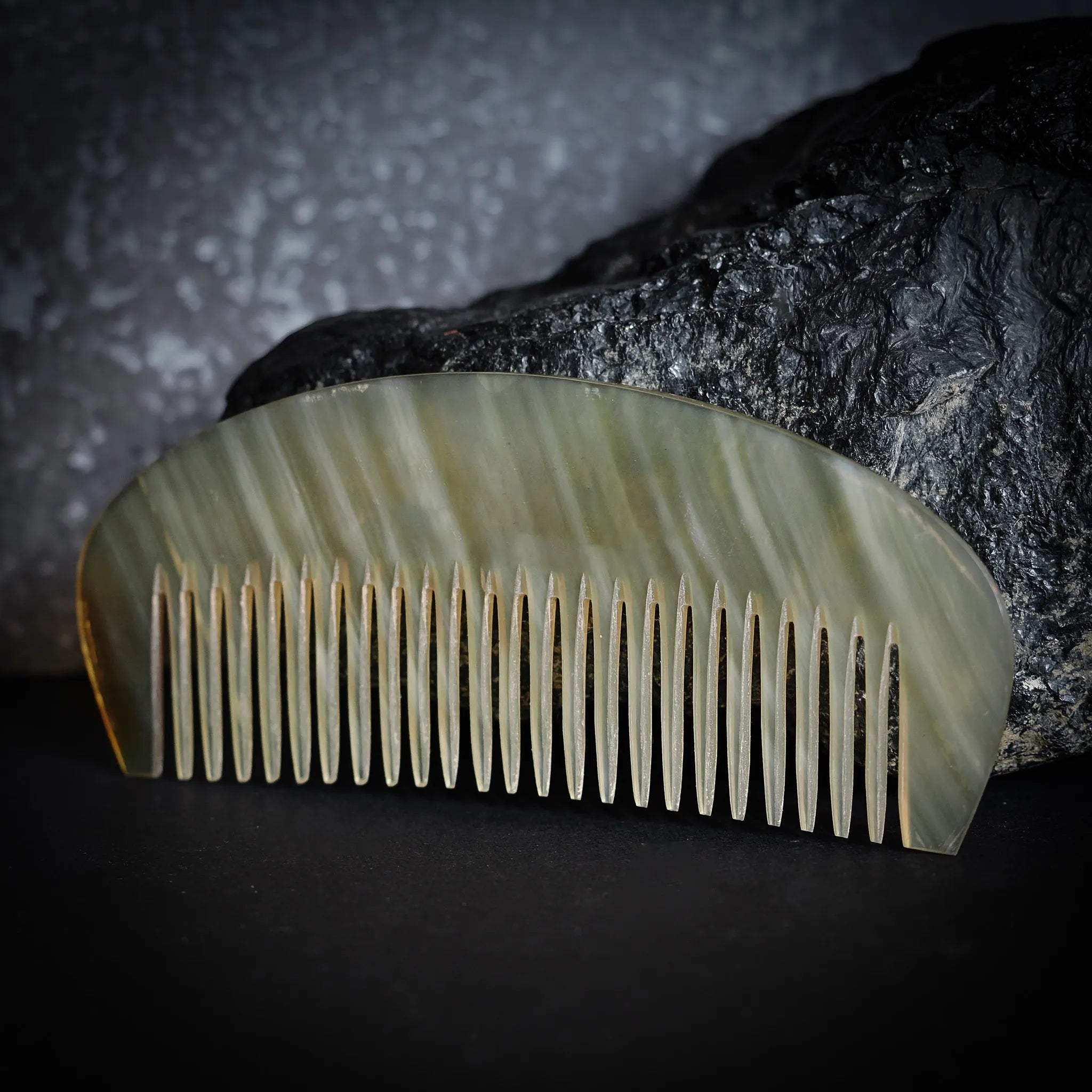 Kam i horn med bågformad kant