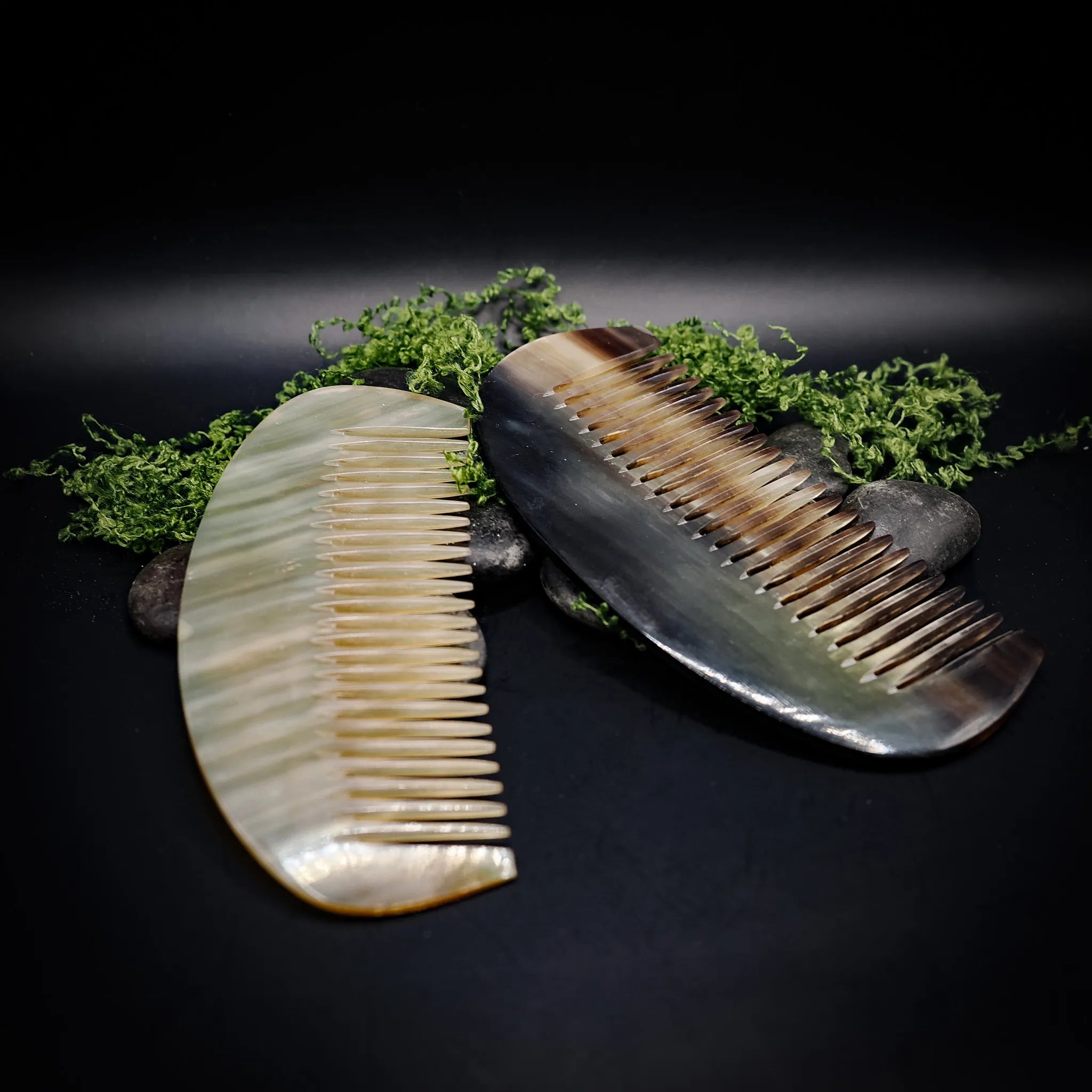 Kam i horn med bågformad kant