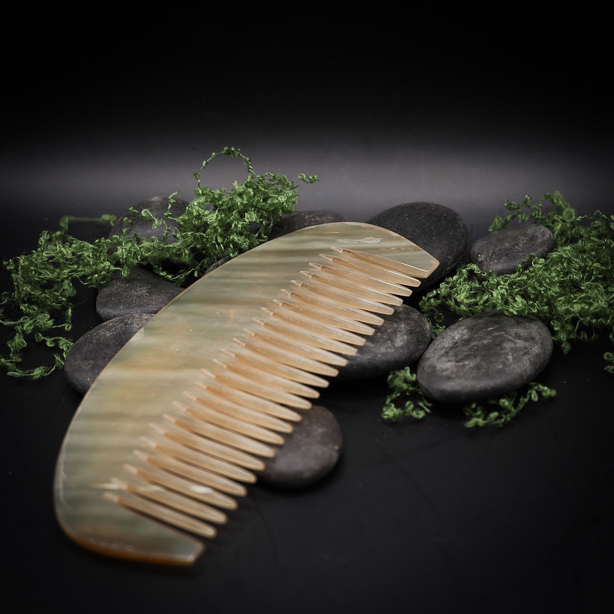 Kam i horn med bågformad kant