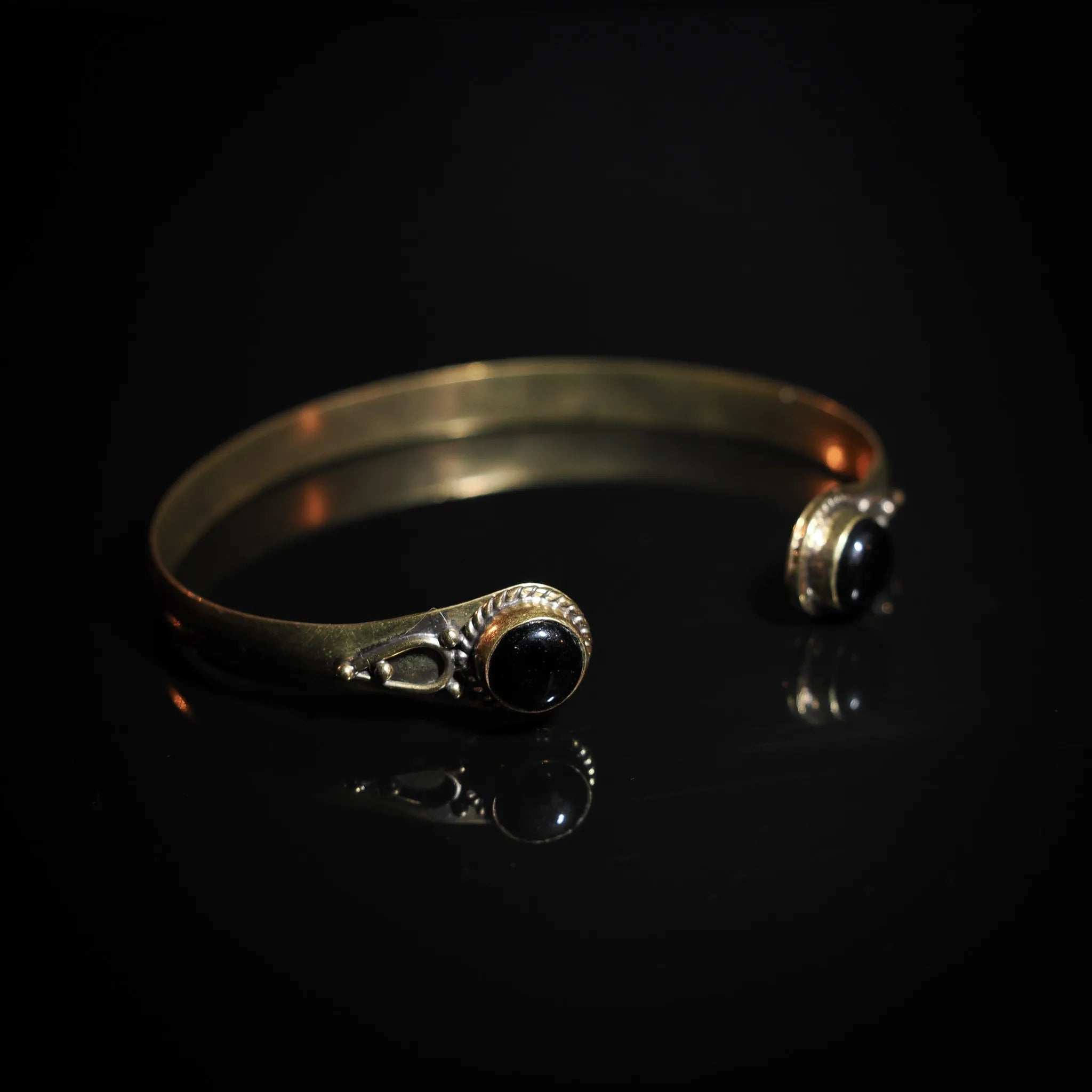 Bracelet double en laiton avec des pierres semi-précieuses.