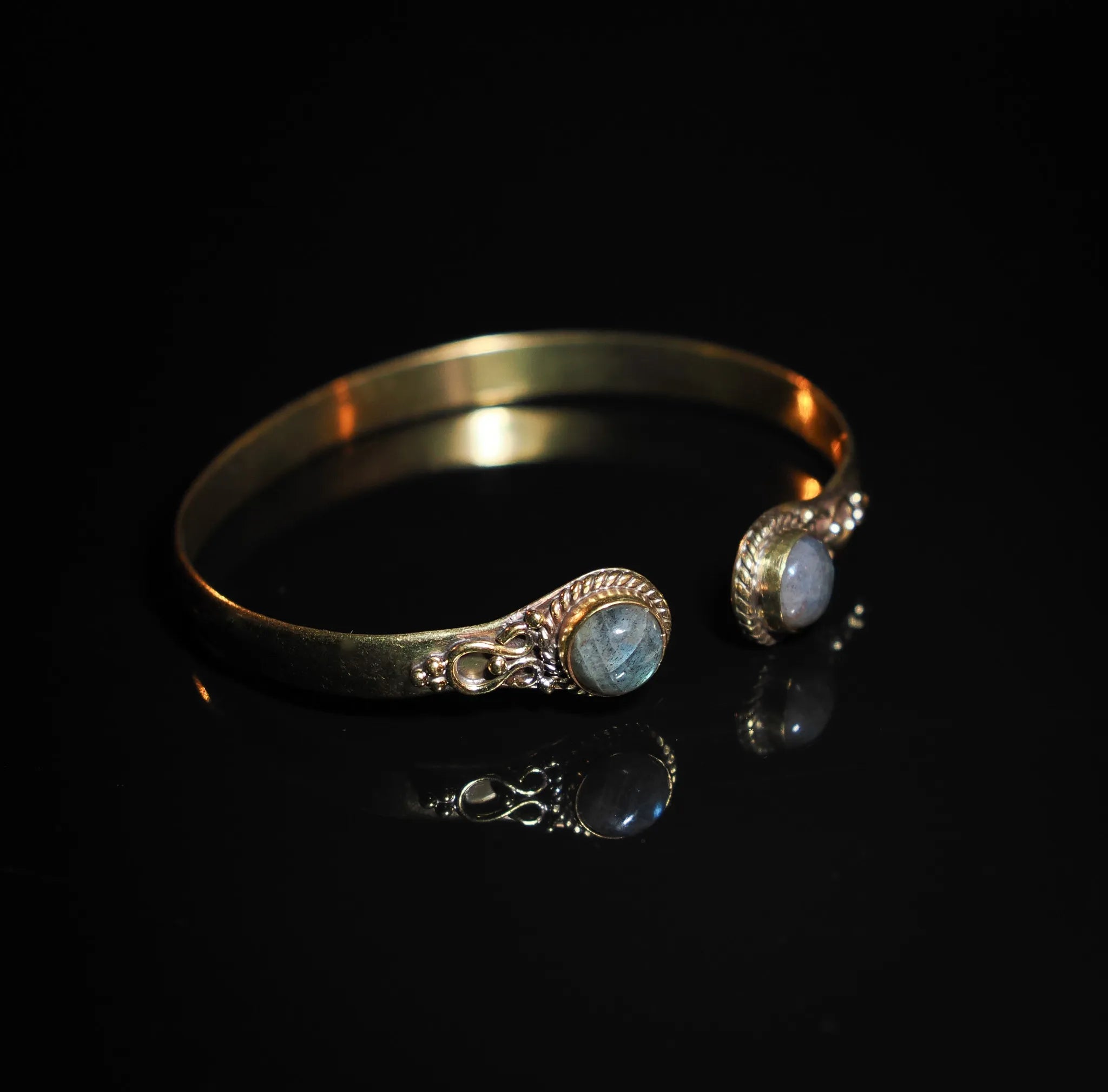 Bracelet double en laiton avec des pierres semi-précieuses.