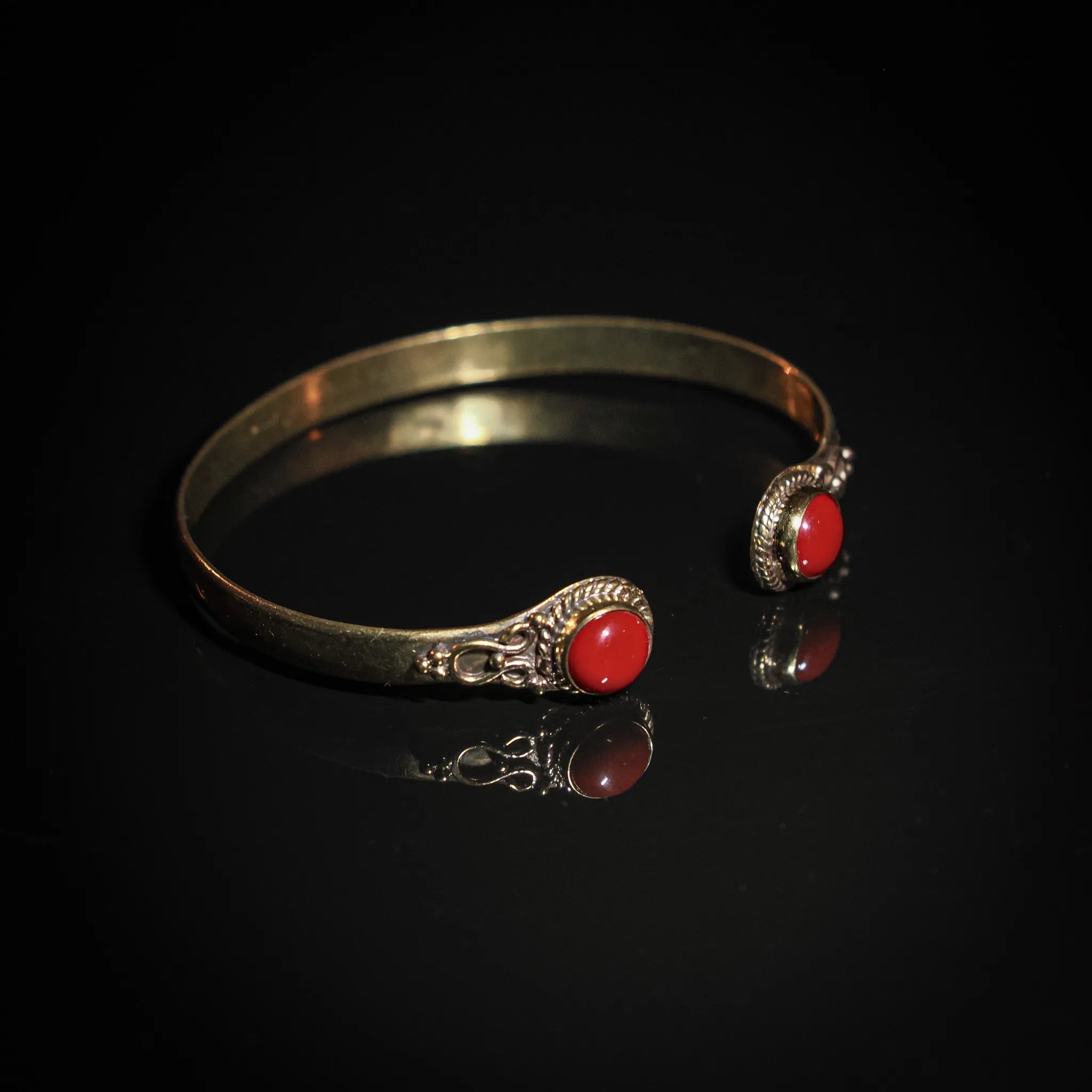 Bracelet double en laiton avec des pierres semi-précieuses.