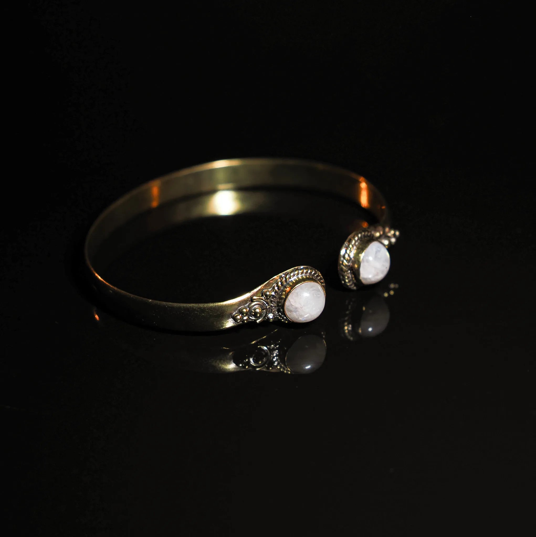 Bracelet double en laiton avec des pierres semi-précieuses.