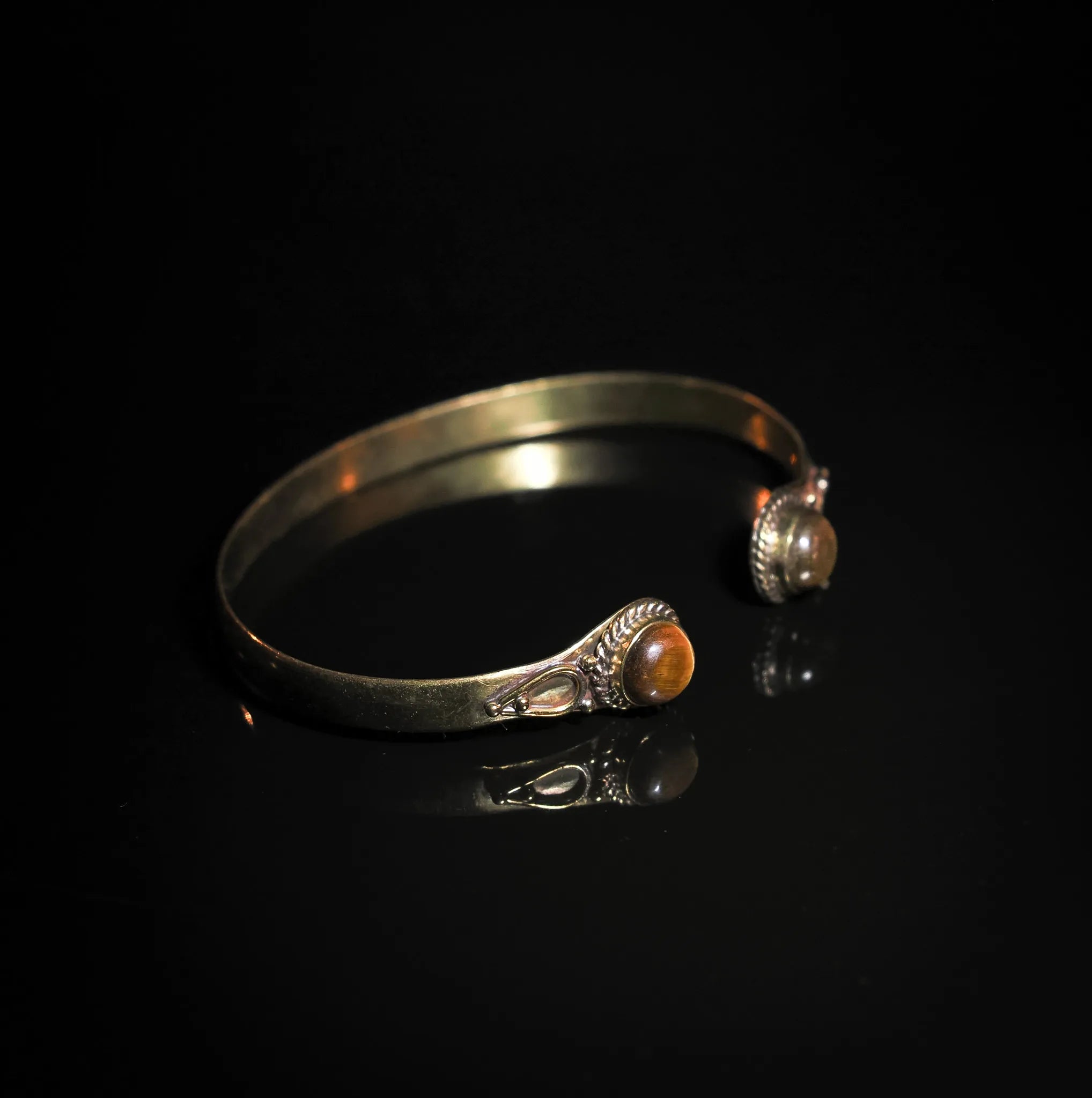 Bracelet double en laiton avec des pierres semi-précieuses.