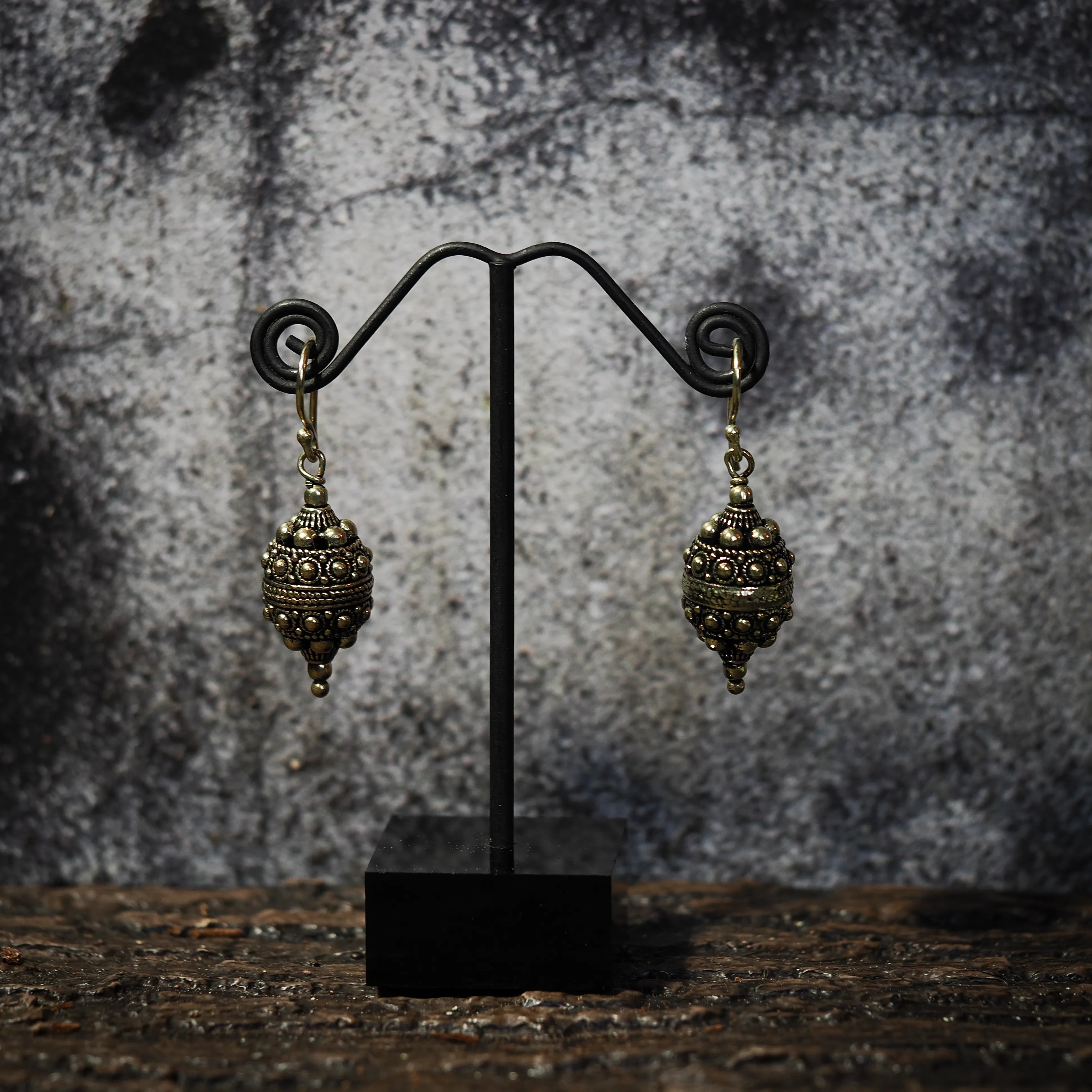 Örhänge Filligran, örhängen visade på mörk bakgrund. Arbetet är detaljerat.