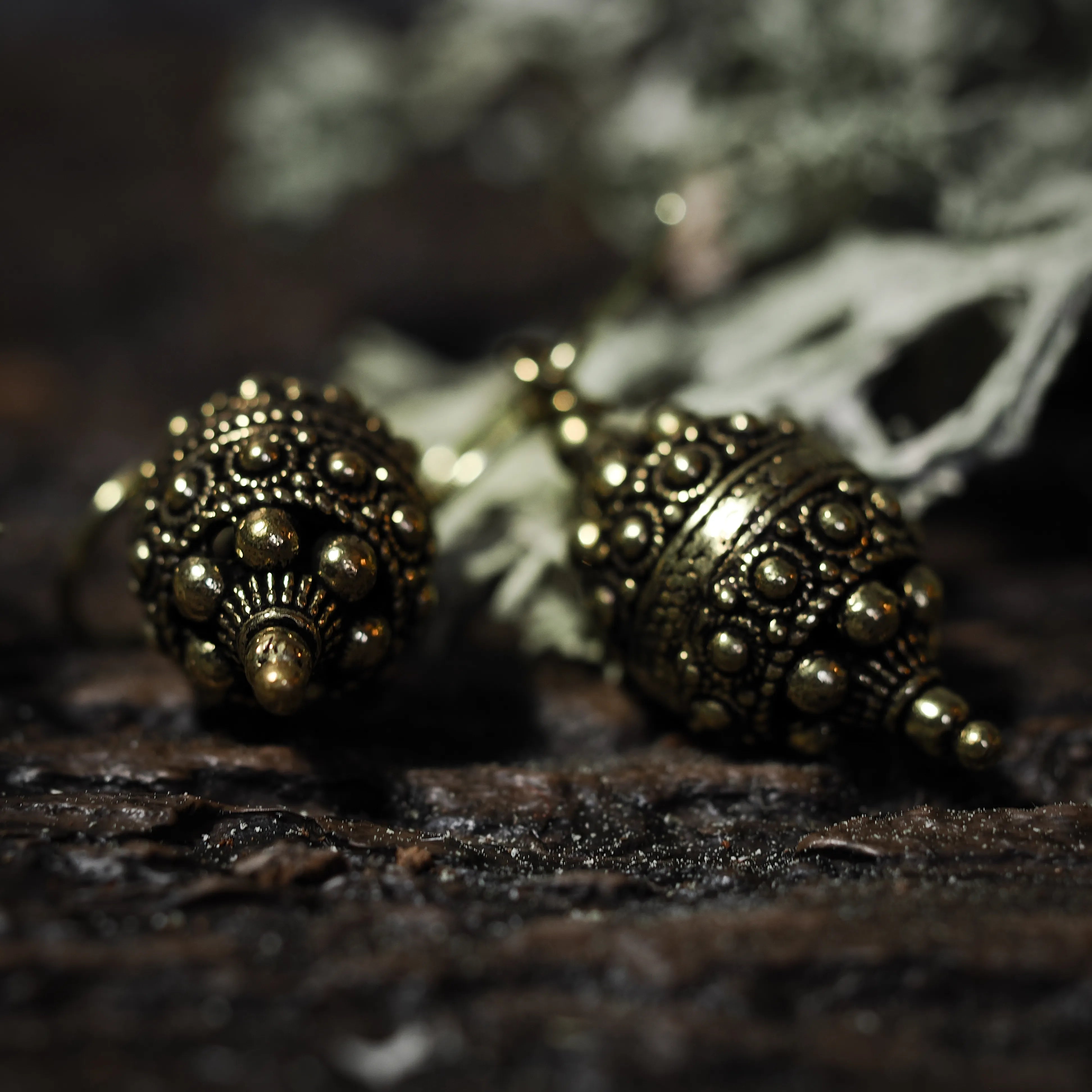 Örhänge Filligran, örhängen visade på mörk bakgrund. Arbetet är detaljerat.