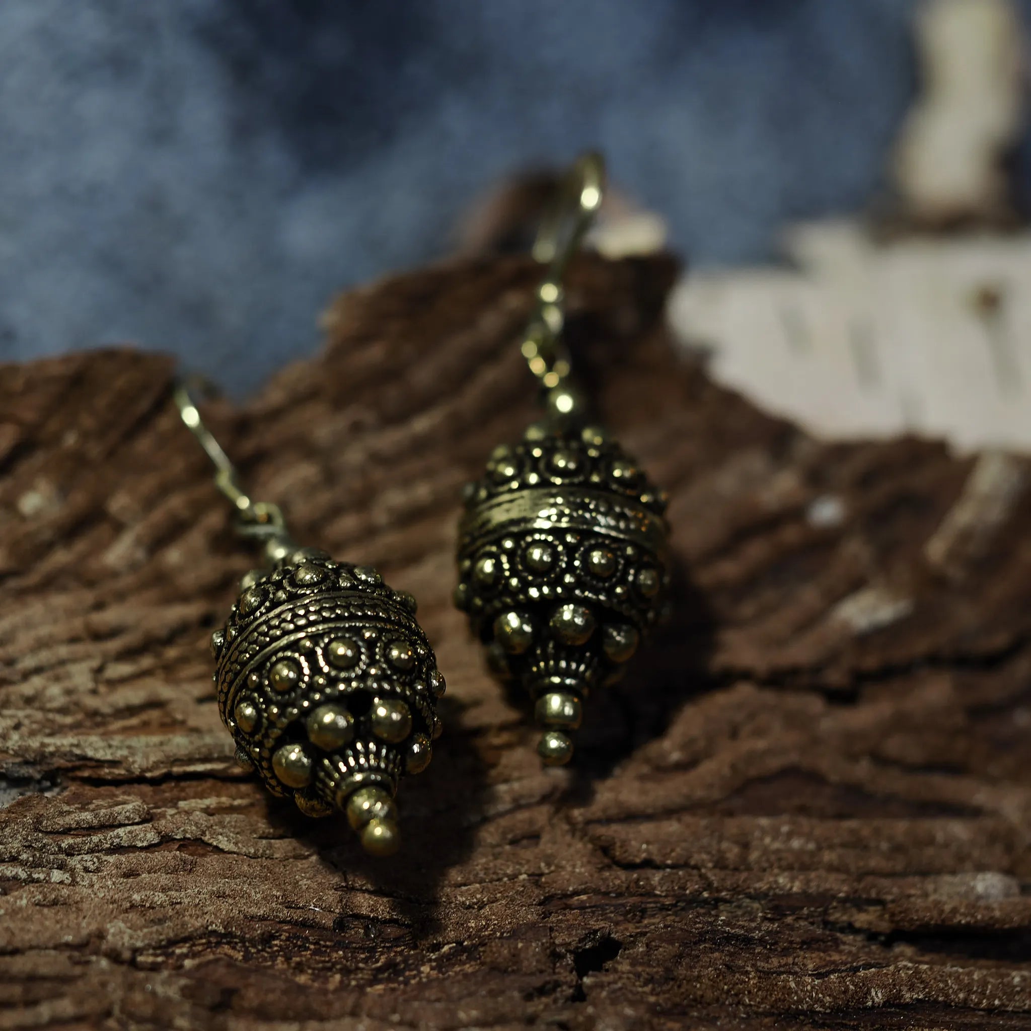 Örhänge Filligran, örhängen visade på mörk bakgrund. Arbetet är detaljerat.