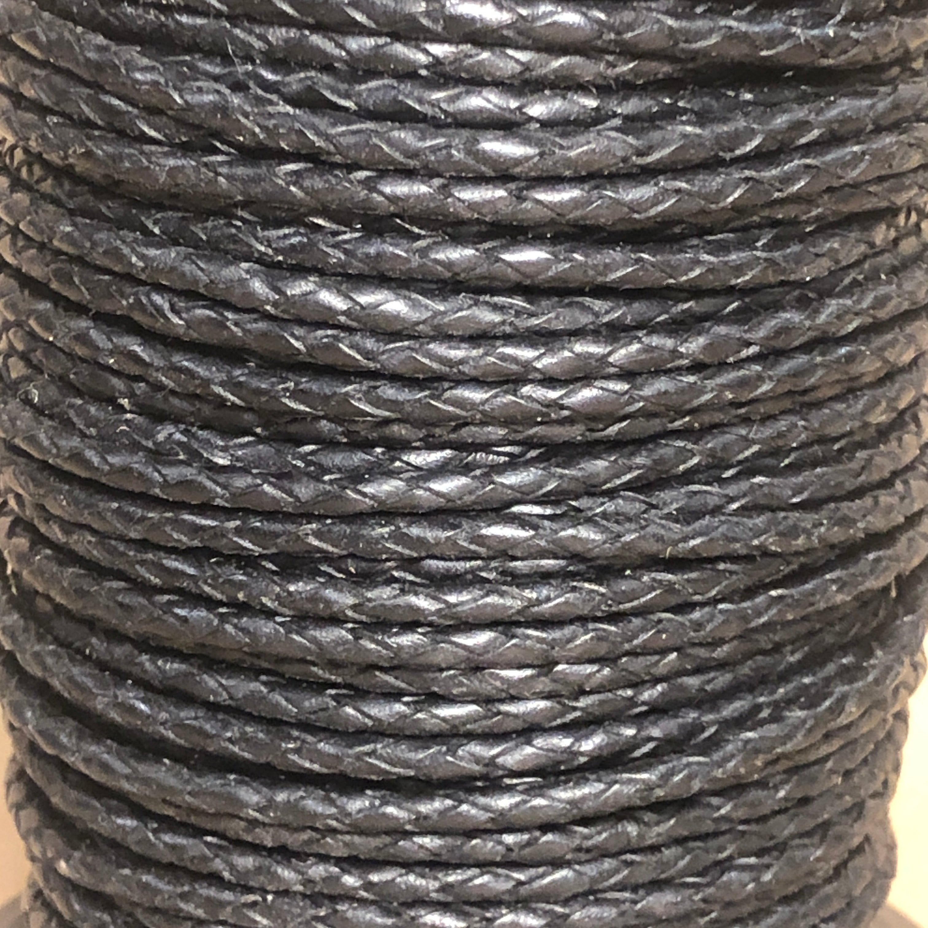 Flätat läderband 3 mm svart, 50 meter