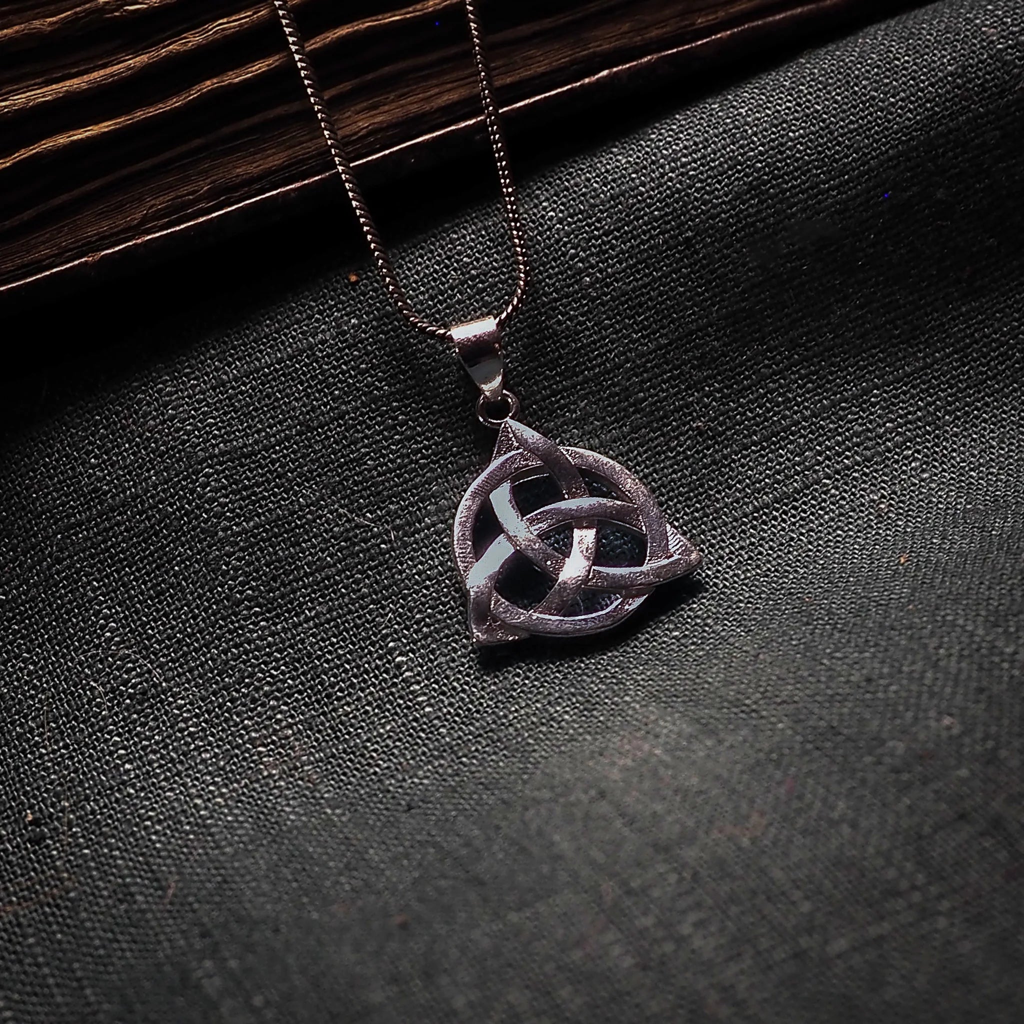 Liten evighetsknut i vikingastil. Berlock i silverbelagd mässing.