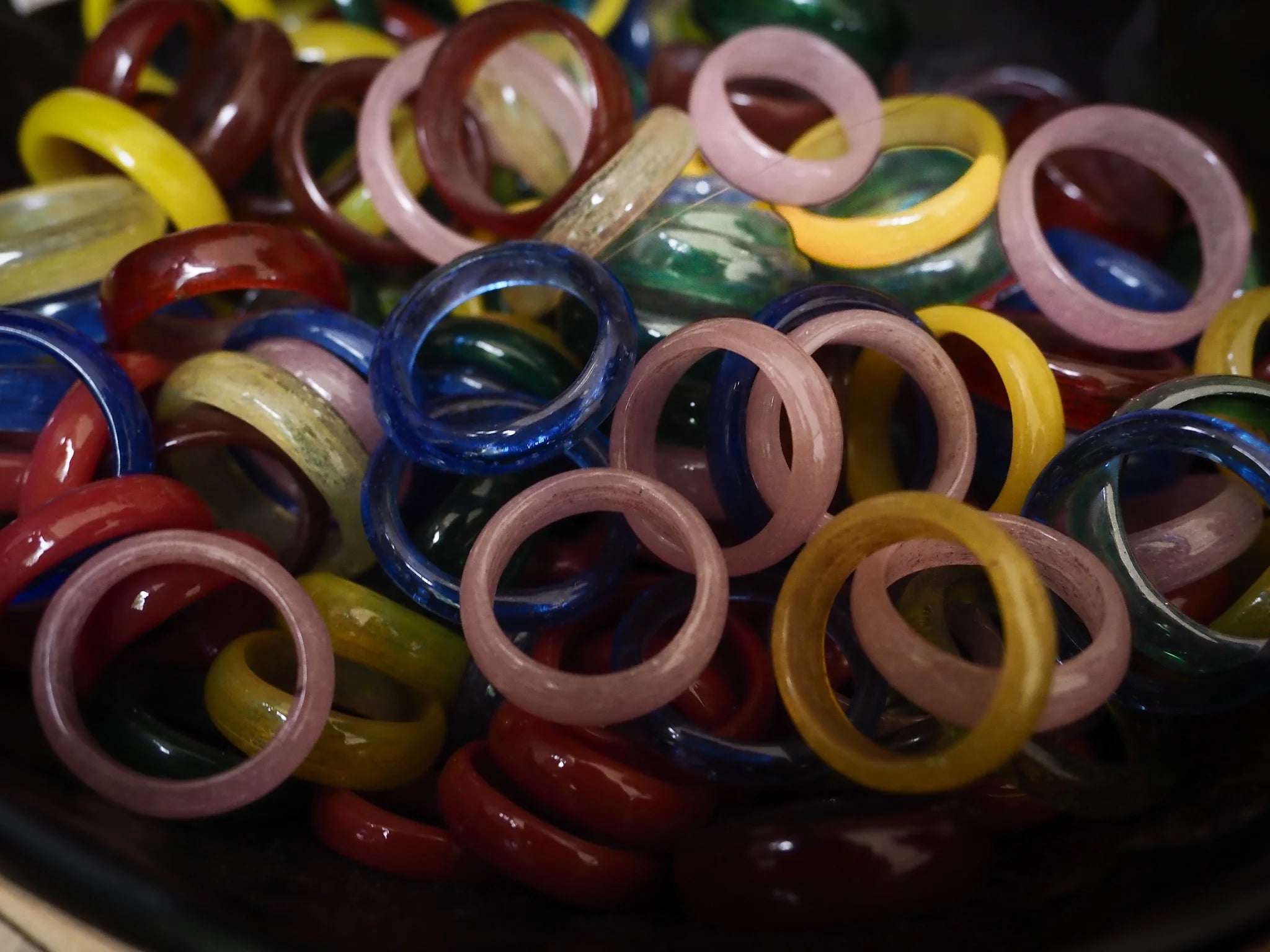 Mélange de tailles et de couleurs de bagues en verre