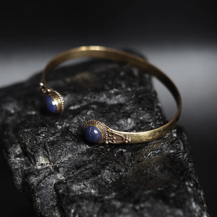 Bracelet double en laiton avec des pierres semi-précieuses.