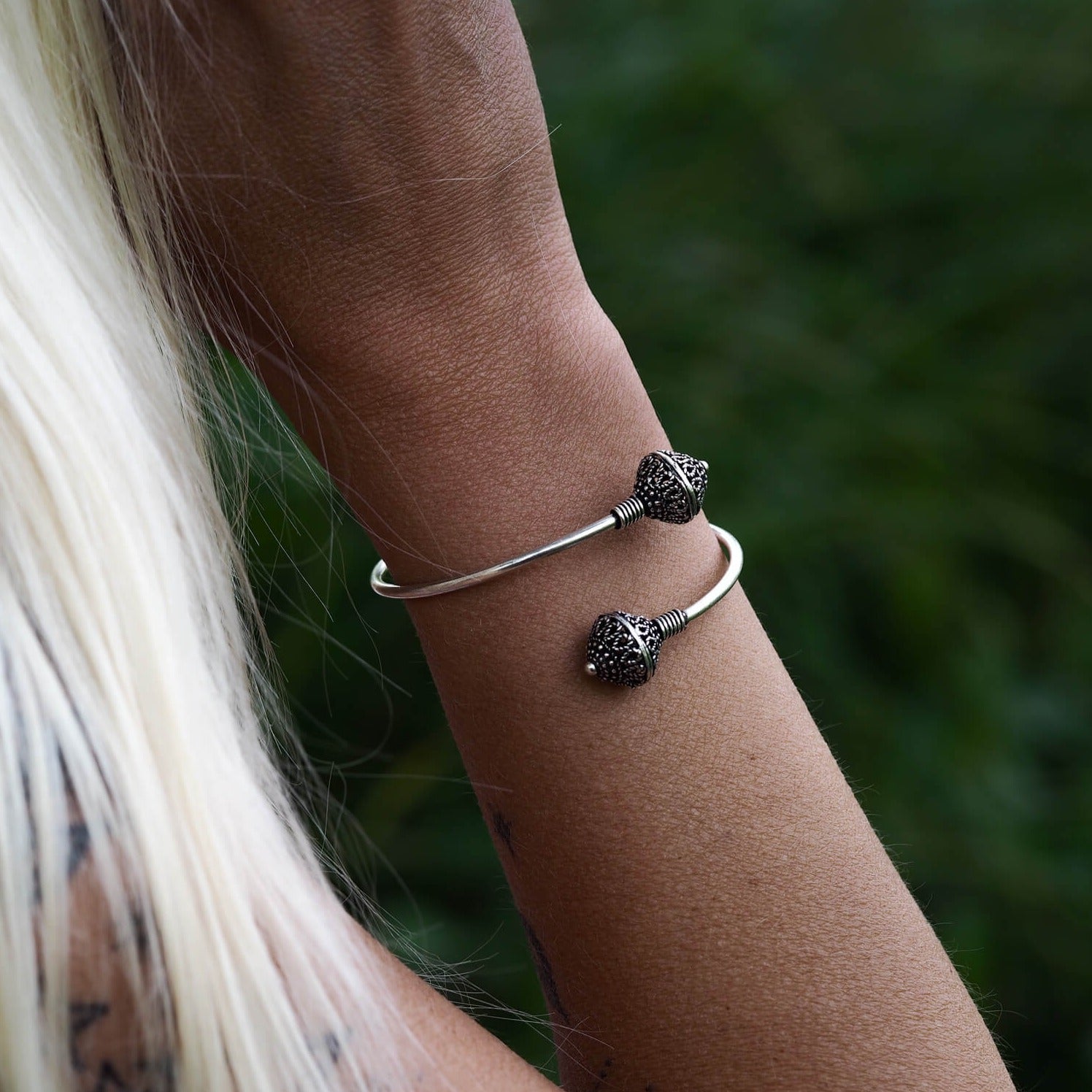Armband med två pärlor