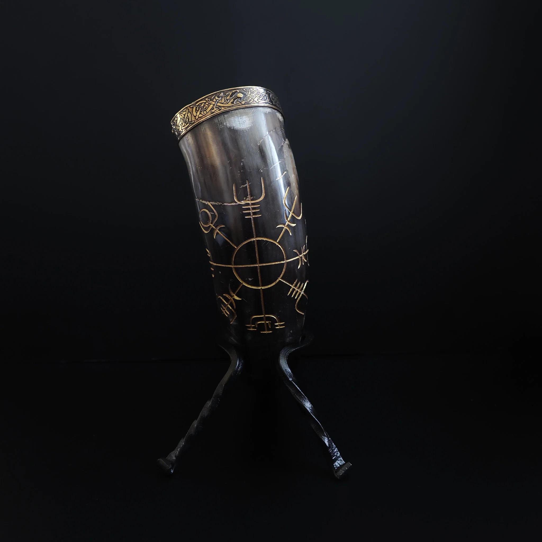Drinking horn with raven and engraving approx. 250 ml