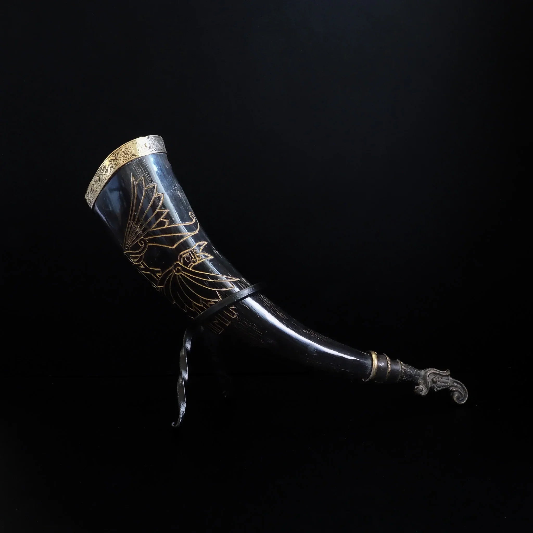 Drinking horn with raven and engraving approx. 250 ml