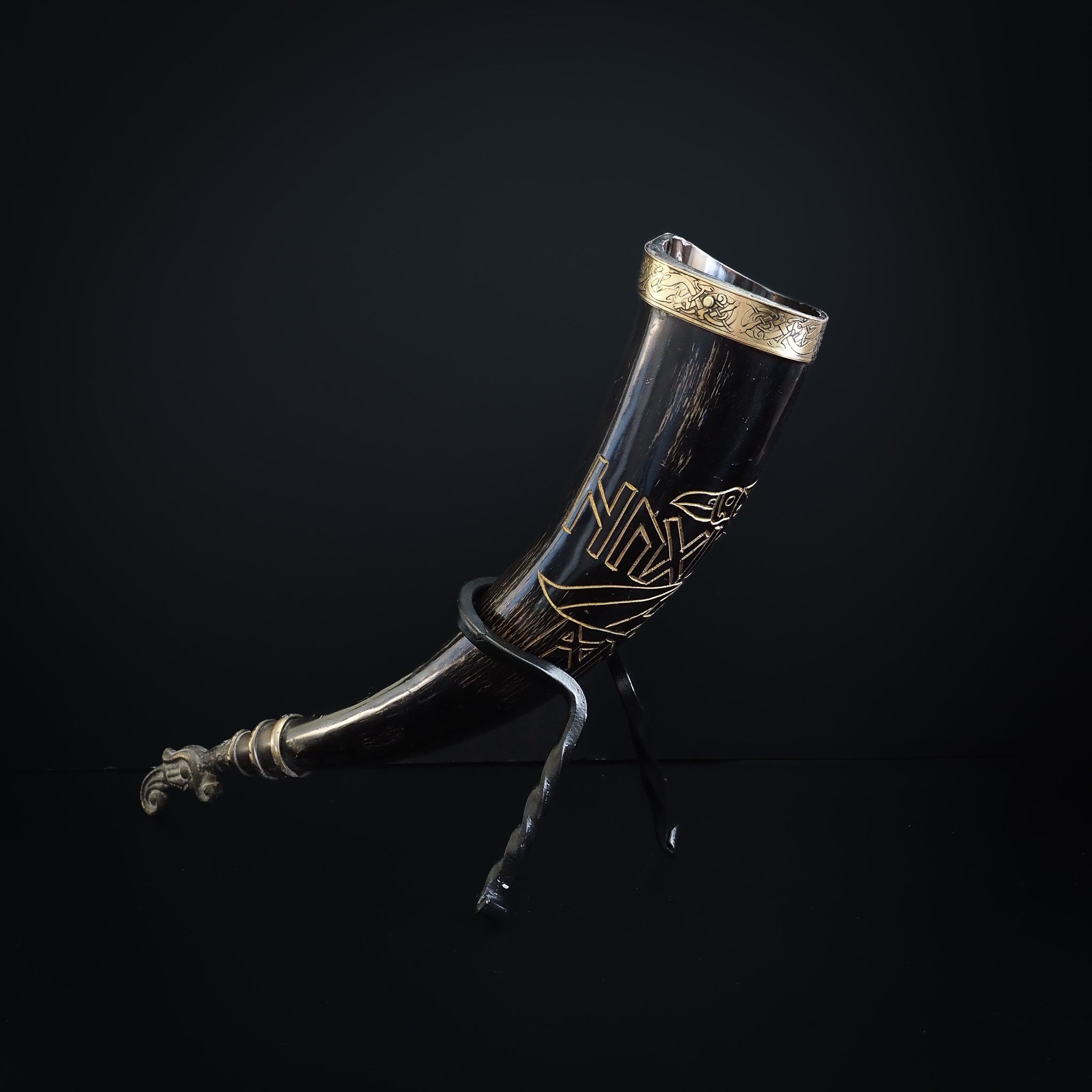 Drinking horn with raven and engraving approx. 250 ml