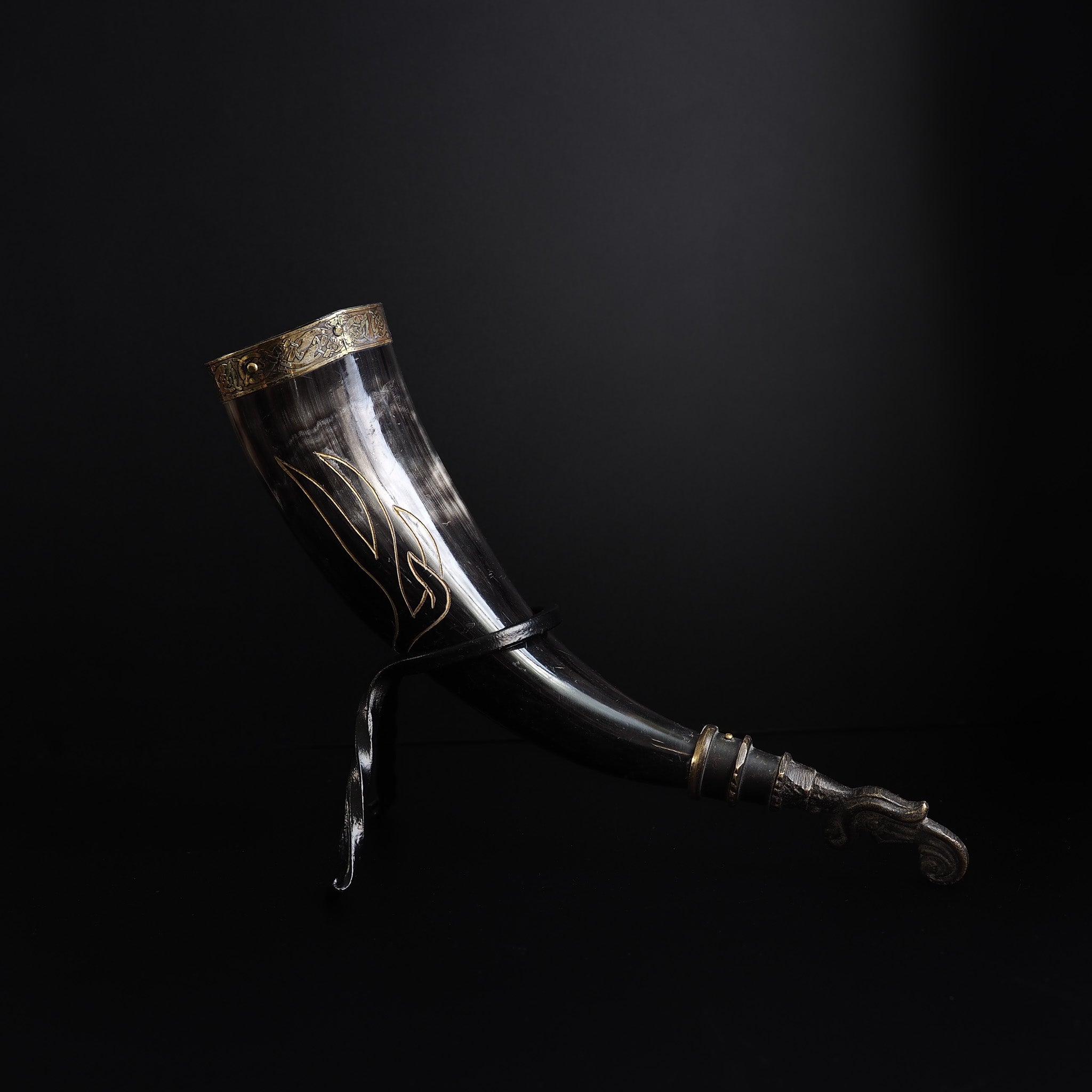 Drinking horn with raven and engraving approx. 250 ml
