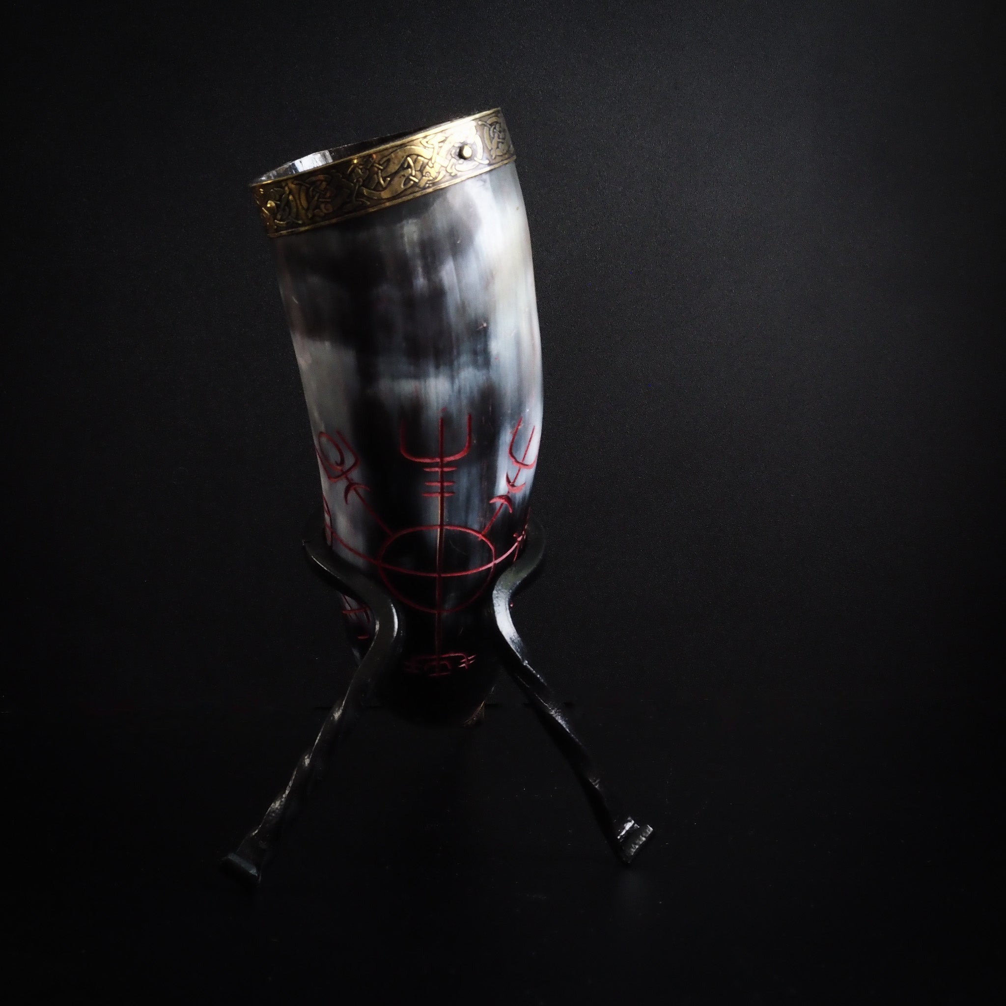 Drinking horn with raven and engraving approx. 250 ml