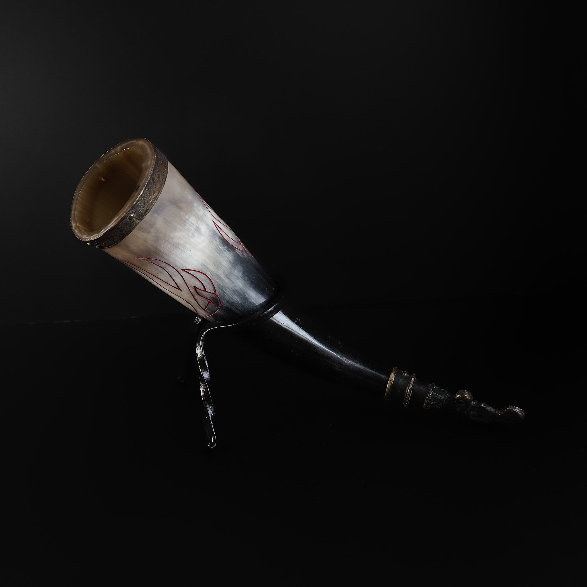 Drinking horn with raven and engraving approx. 250 ml