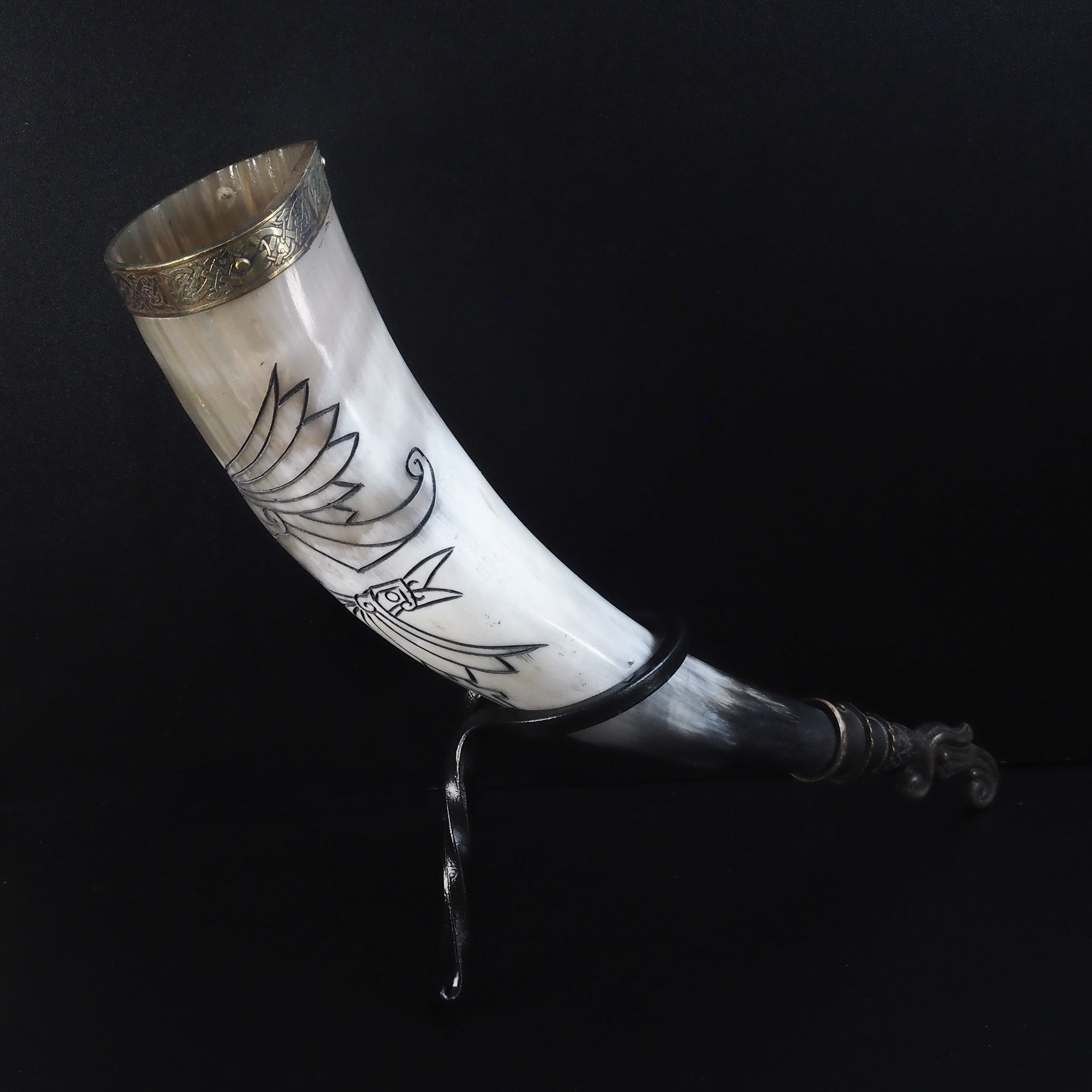 Drinking horn with raven and engraving approx. 250 ml