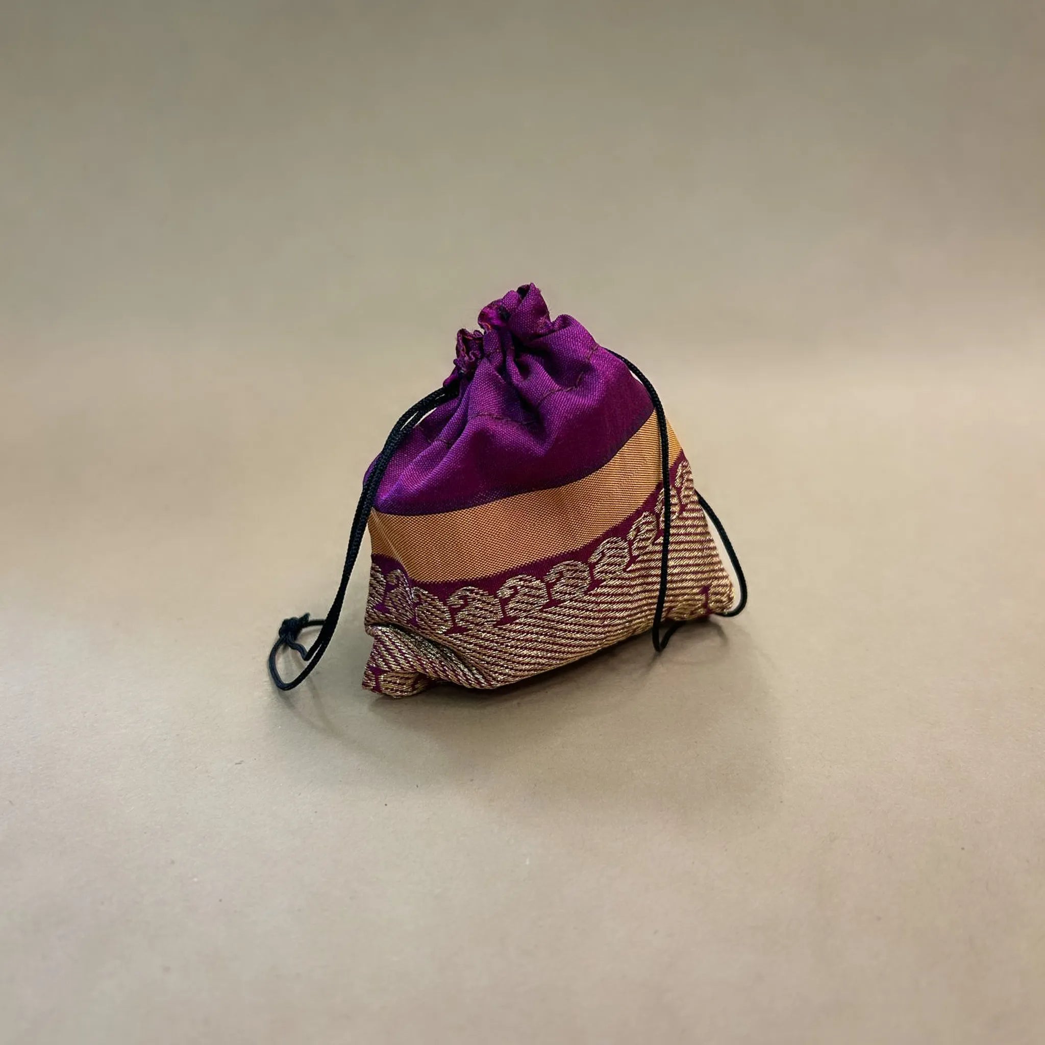 Vikingsk ring med klassisk ornamental design.