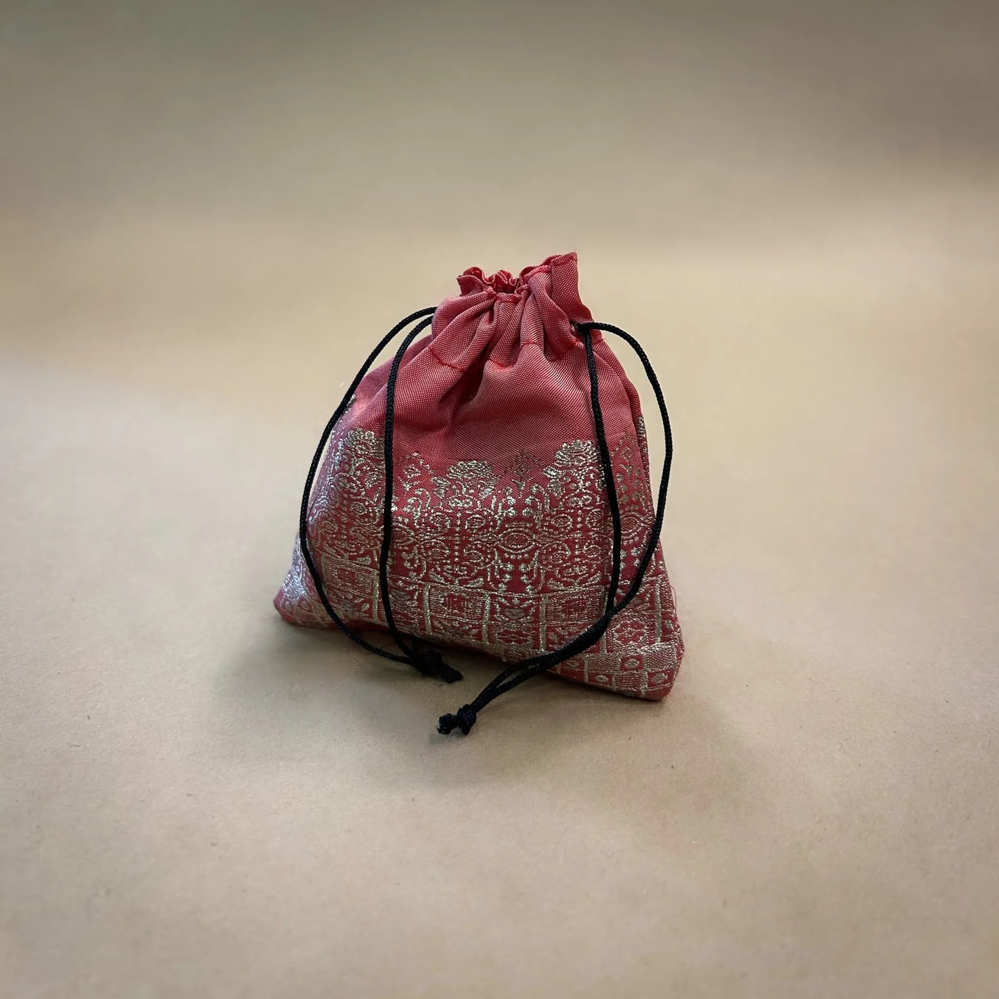 Vikingsk ring med klassisk ornamental design.