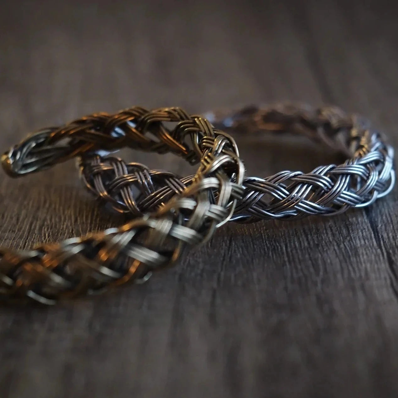 Flätat armband  i mässing, tub