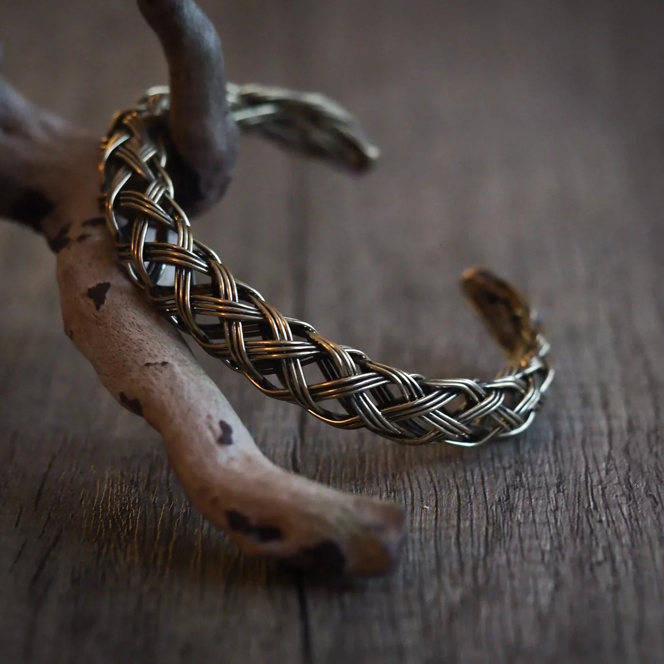 Flätat armband  i mässing, tub