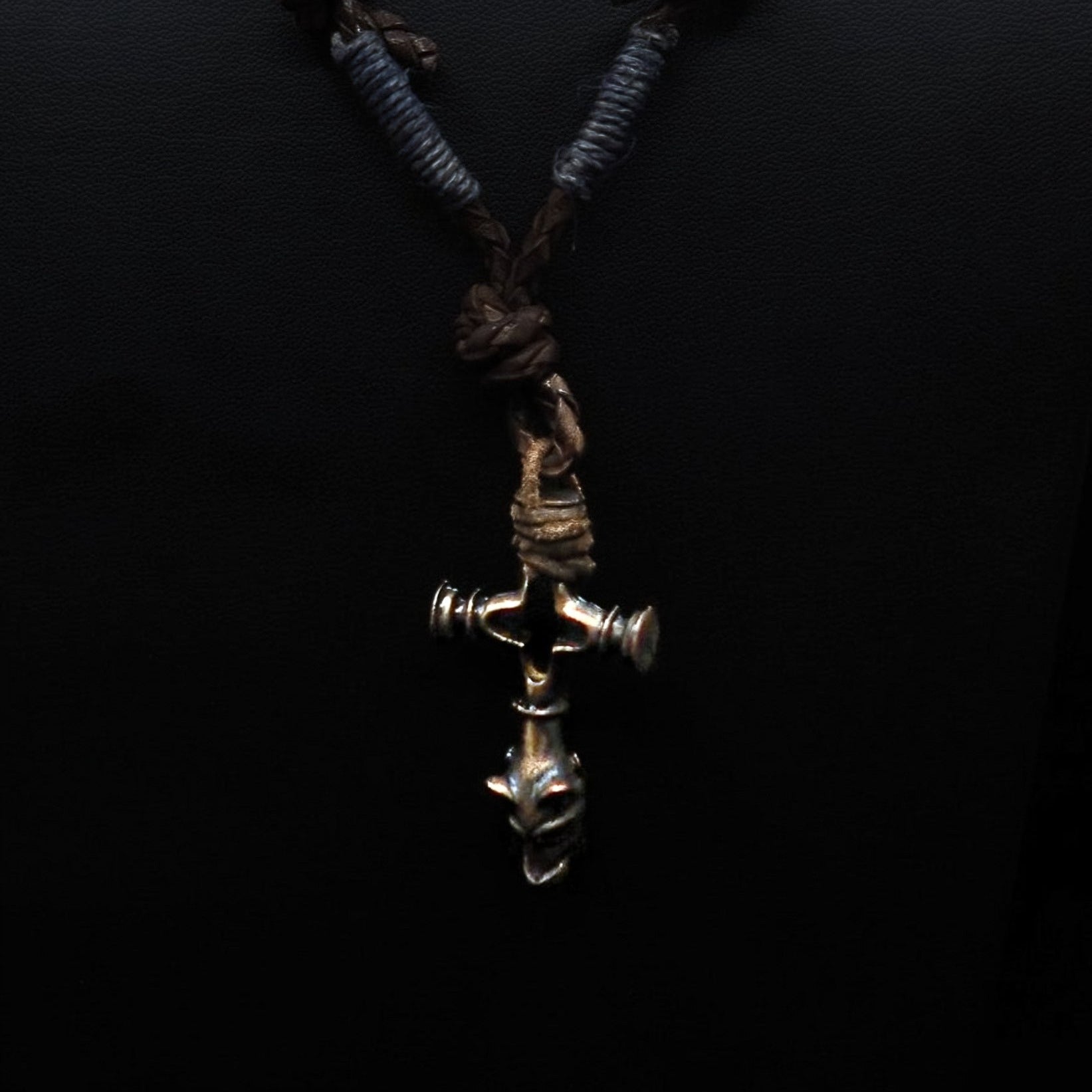 Halsband Vargkors Brons