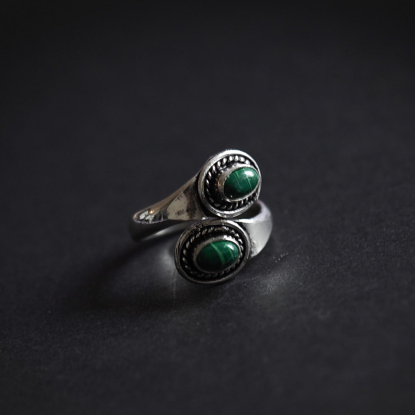 Malakit.Denna ring är designad som ett öppet band om fingret. Mässingens är tillräckligt mjuk och flexibel till att ringen kan justeras i storlek efter behov.