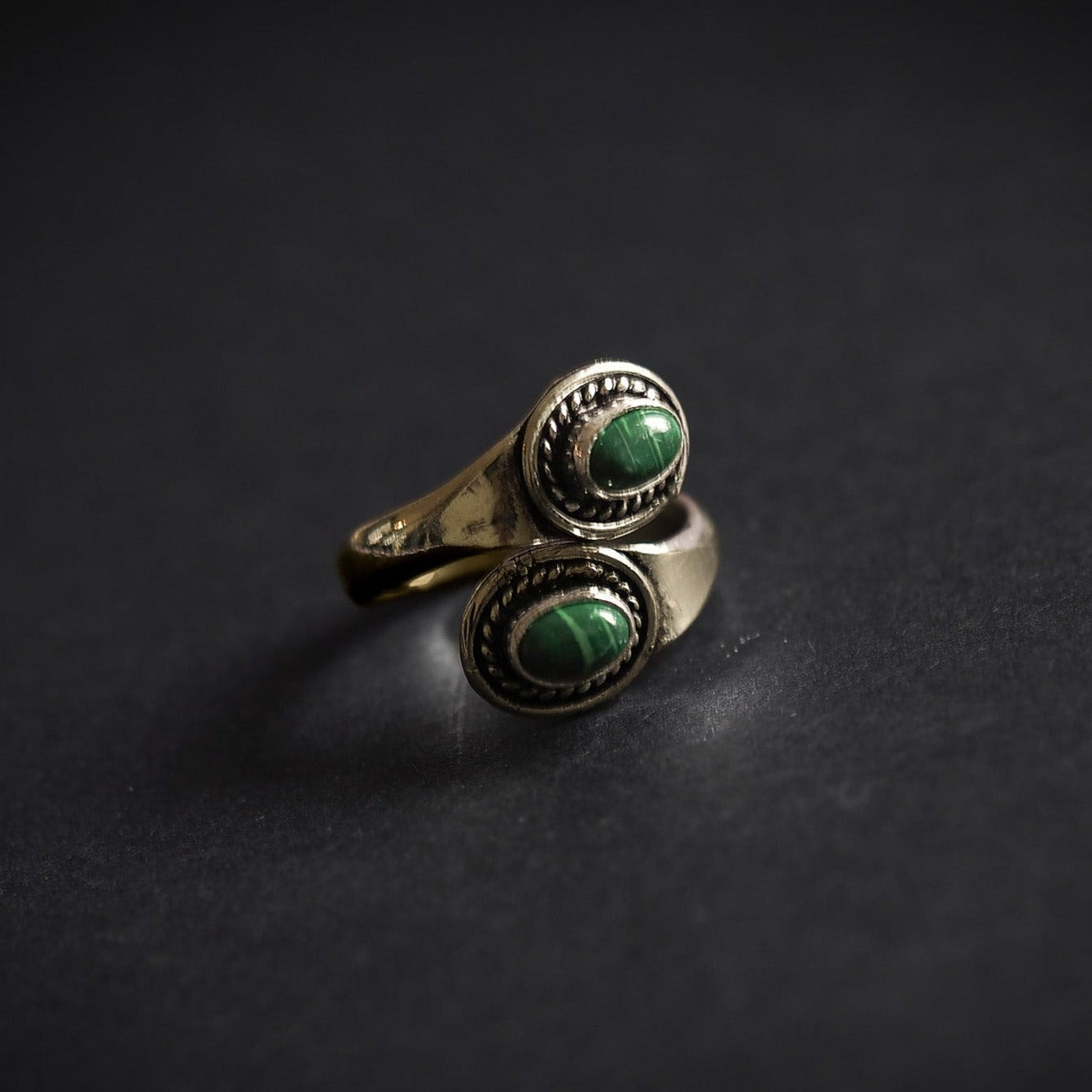 Malakit.Mässing.Denna ring är designad som ett öppet band om fingret. Mässingens är tillräckligt mjuk och flexibel till att ringen kan justeras i storlek efter behov.