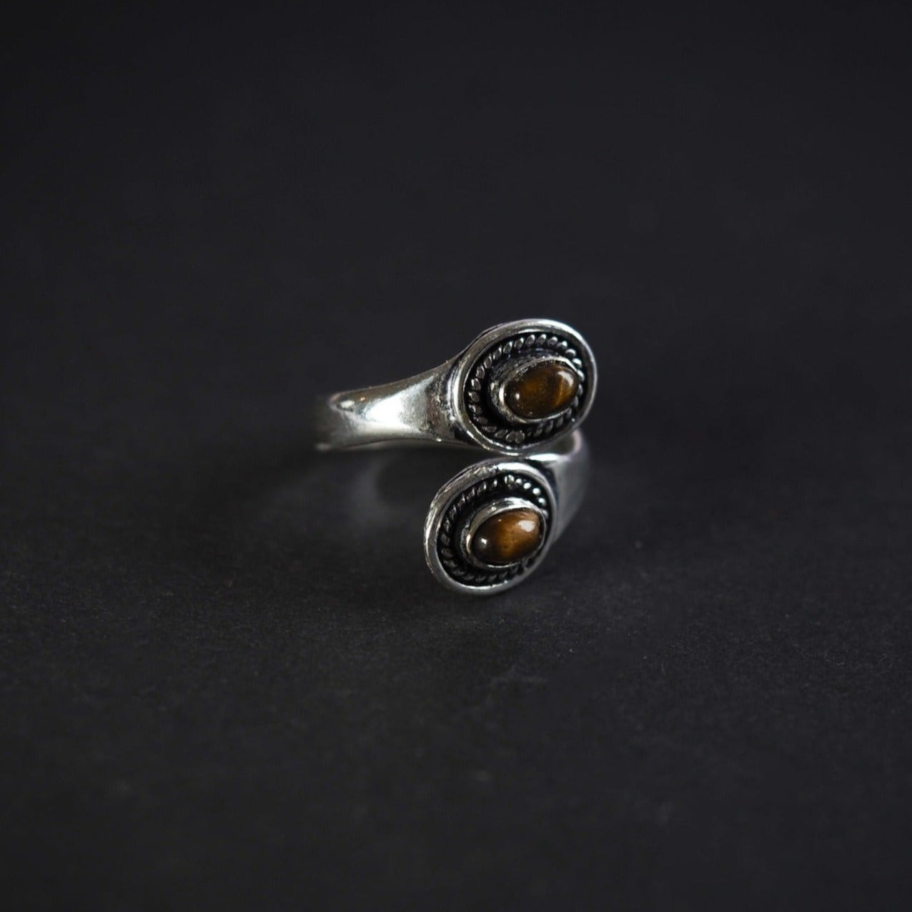 Denna ring är designat som et öppet band om fingret. Mässingens är tillräckligt mjuk och flexibel till att ringen kan justeras i storlek efter behov