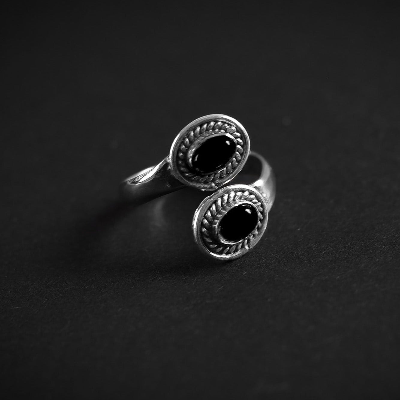 Denna ring är designat som et öppet band om fingret. Mässingens är tillräckligt mjuk och flexibel till att ringen kan justeras i storlek efter behov.. Svart agat