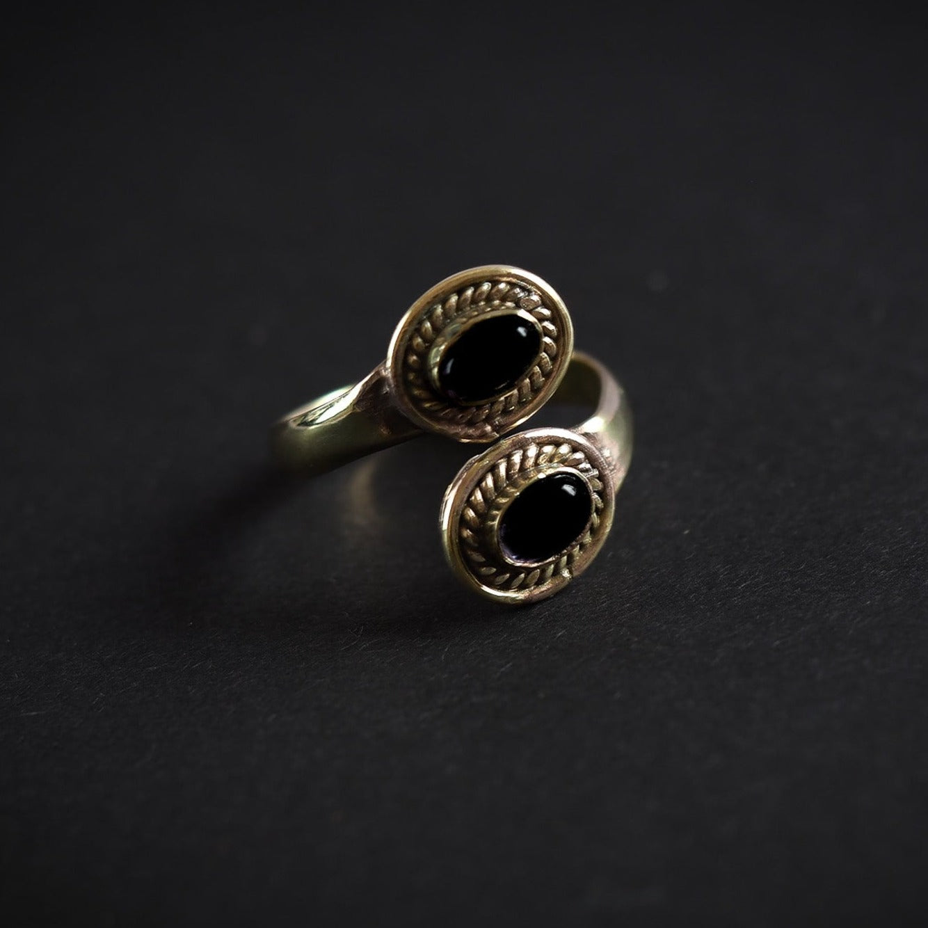 Denna ring är designat som et öppet band om fingret. Mässingens är tillräckligt mjuk och flexibel till att ringen kan justeras i storlek efter behov.. Svart agat