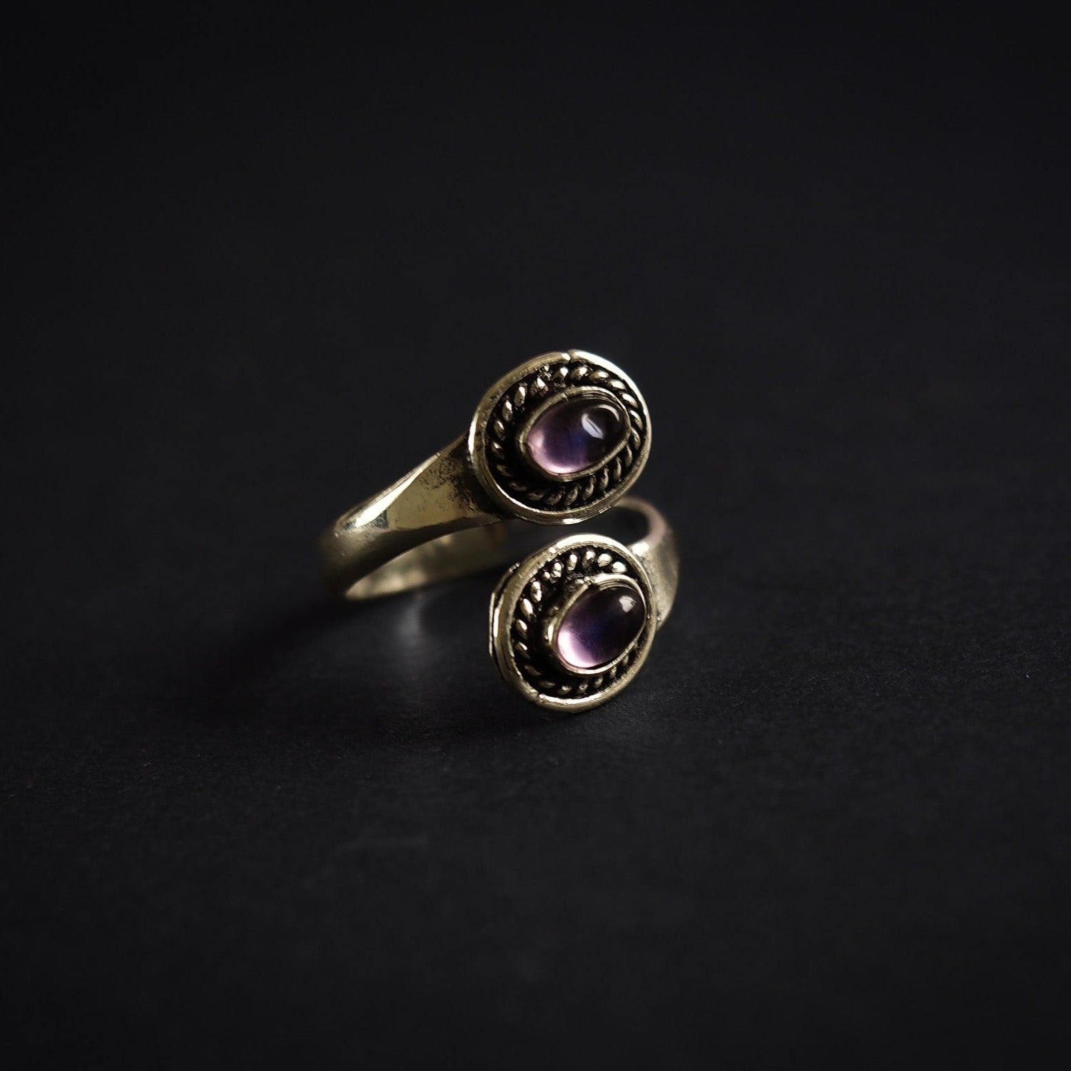 Denna ring är designat som et öppet band om fingret. Mässingens är tillräckligt mjuk och flexibel till att ringen kan justeras i storlek efter behov.Ametist