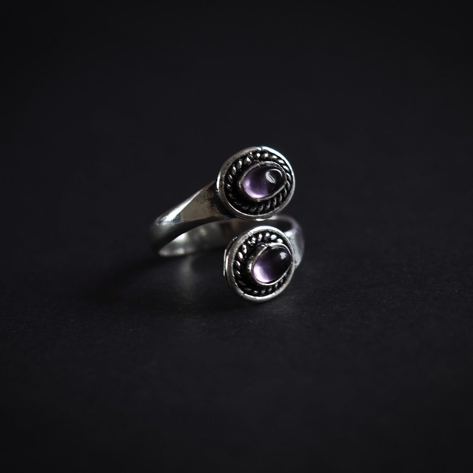 Denna ring är designat som et öppet band om fingret. Mässingens är tillräckligt mjuk och flexibel till att ringen kan justeras i storlek efter behov.Ametist
