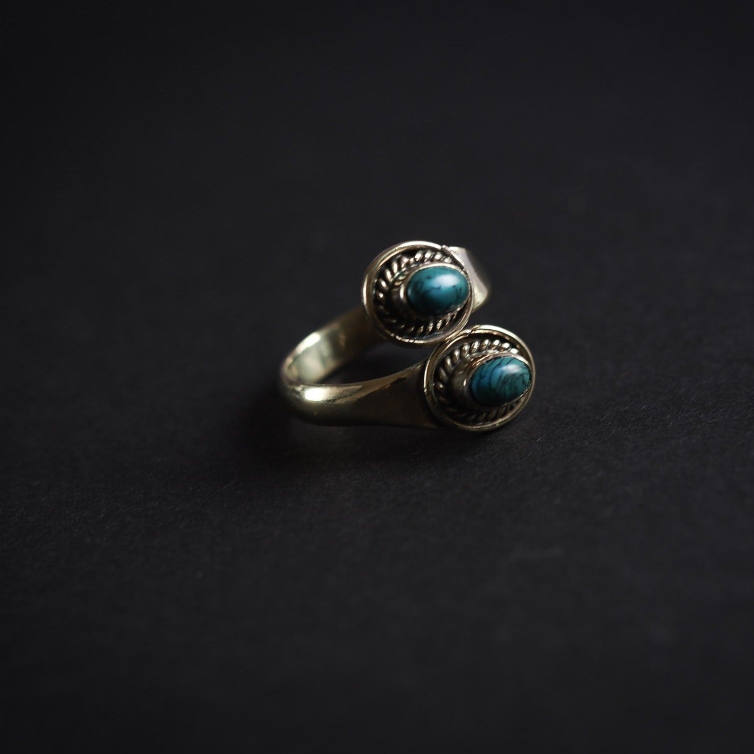 Turkos, mässing.Denna ring är designat som et öppet band om fingret. Mässingens är tillräckligt mjuk och flexibel till att ringen kan justeras i storlek efter behov.