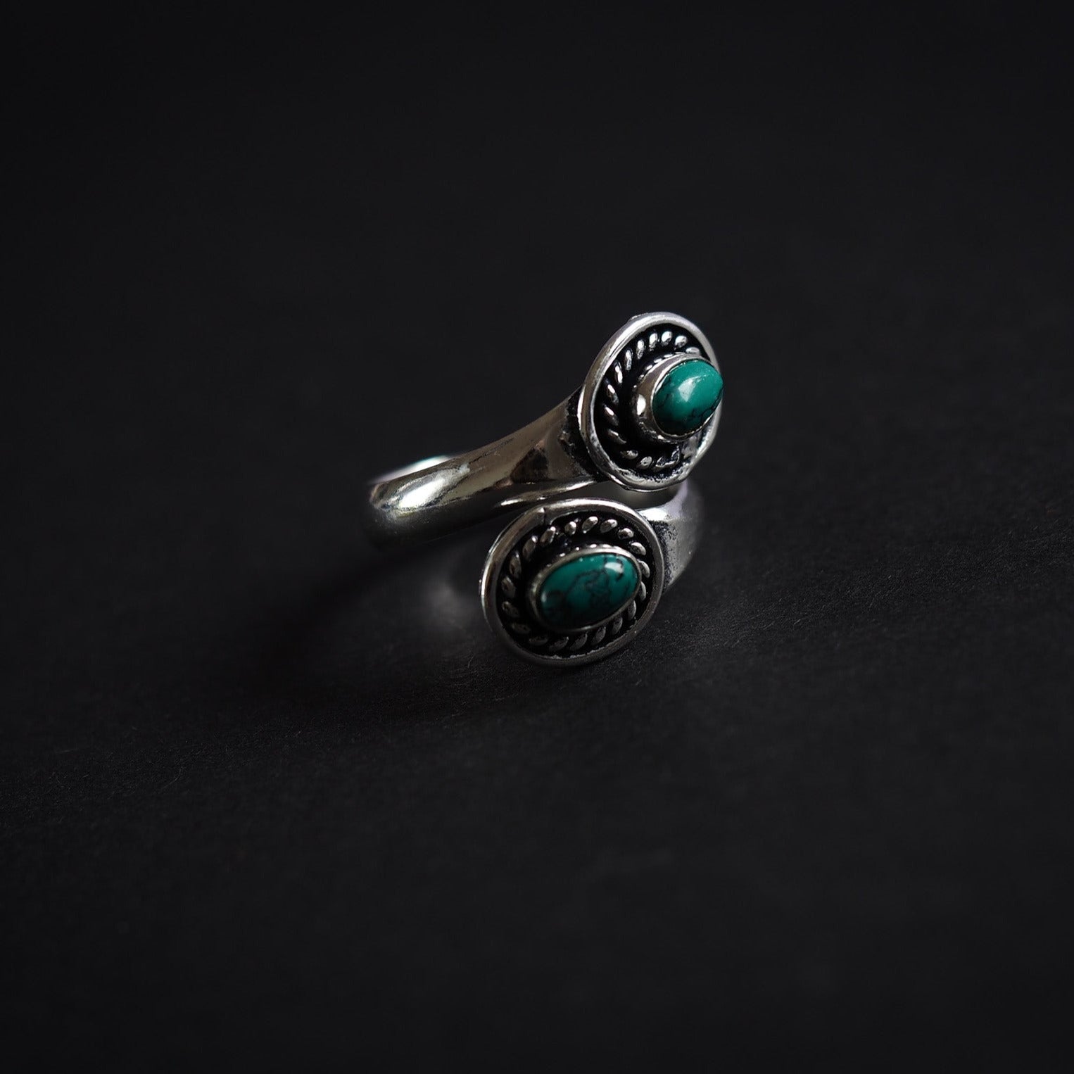 Turkos ,silver,Denna ring är designat som et öppet band om fingret. Mässingens är tillräckligt mjuk och flexibel till att ringen kan justeras i storlek efter behov.