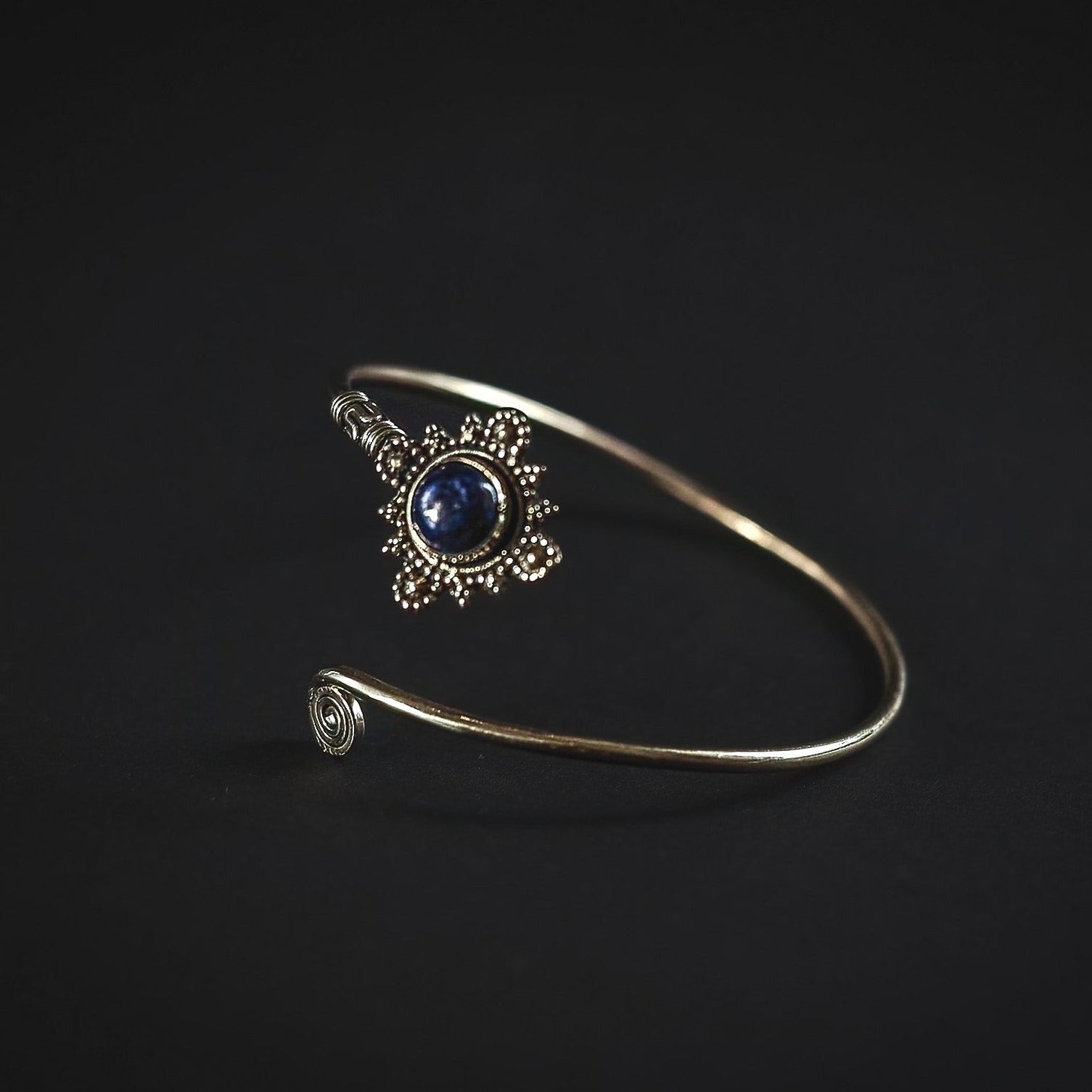 Armband med halvädelsten