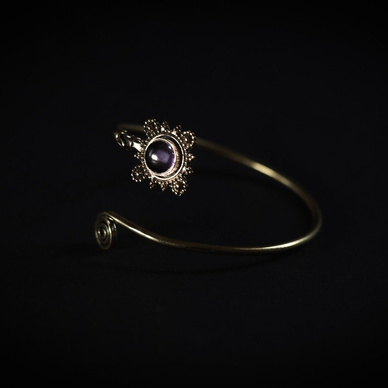 Armband med halvädelsten