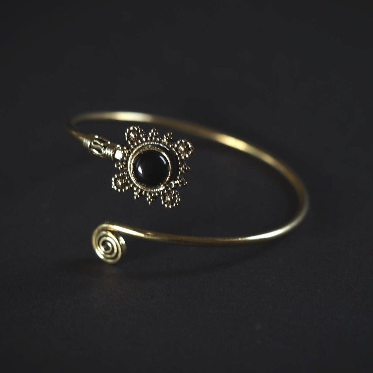 Armband med halvädelsten