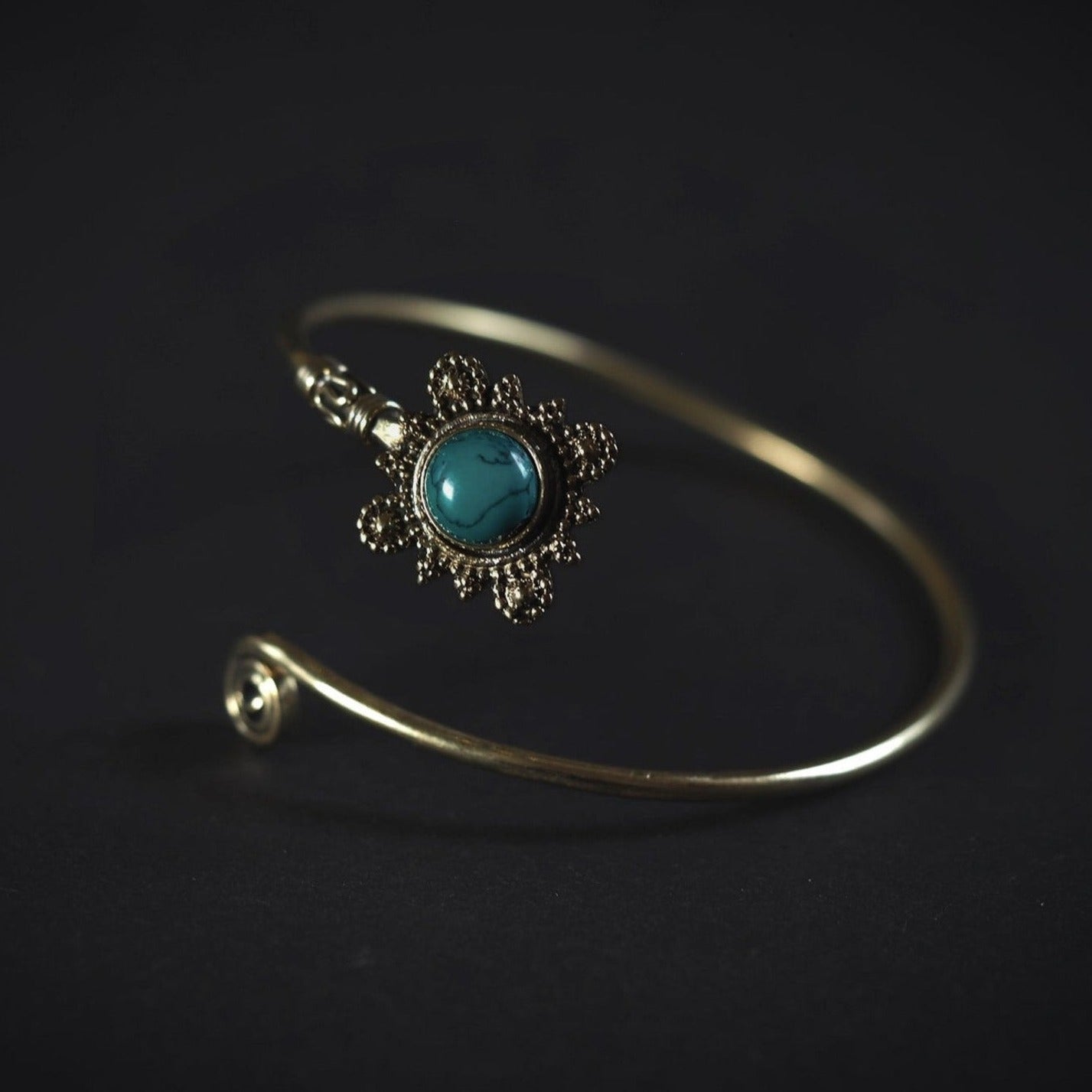 Armband med halvädelsten