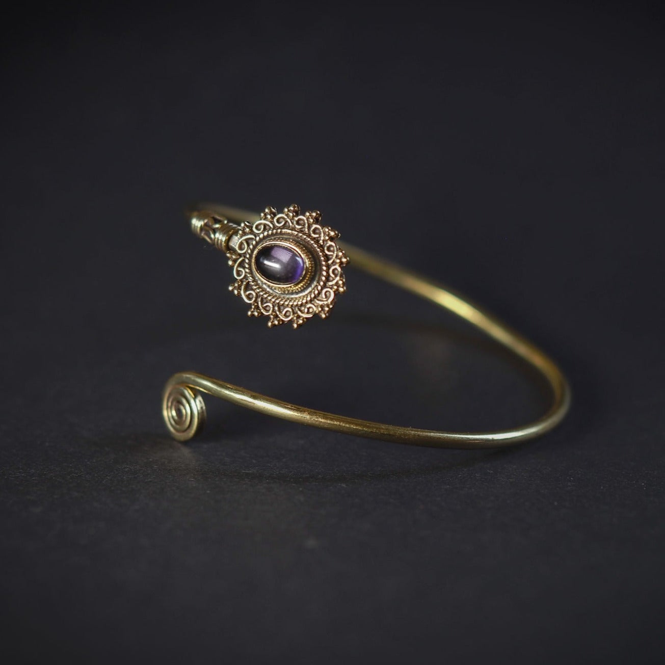 Armband med halvädelsten