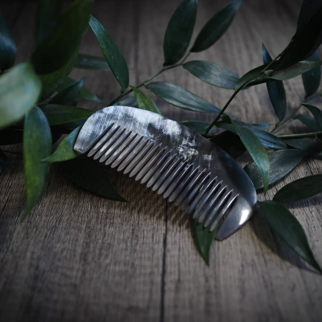 Kam i horn med bågformad kant