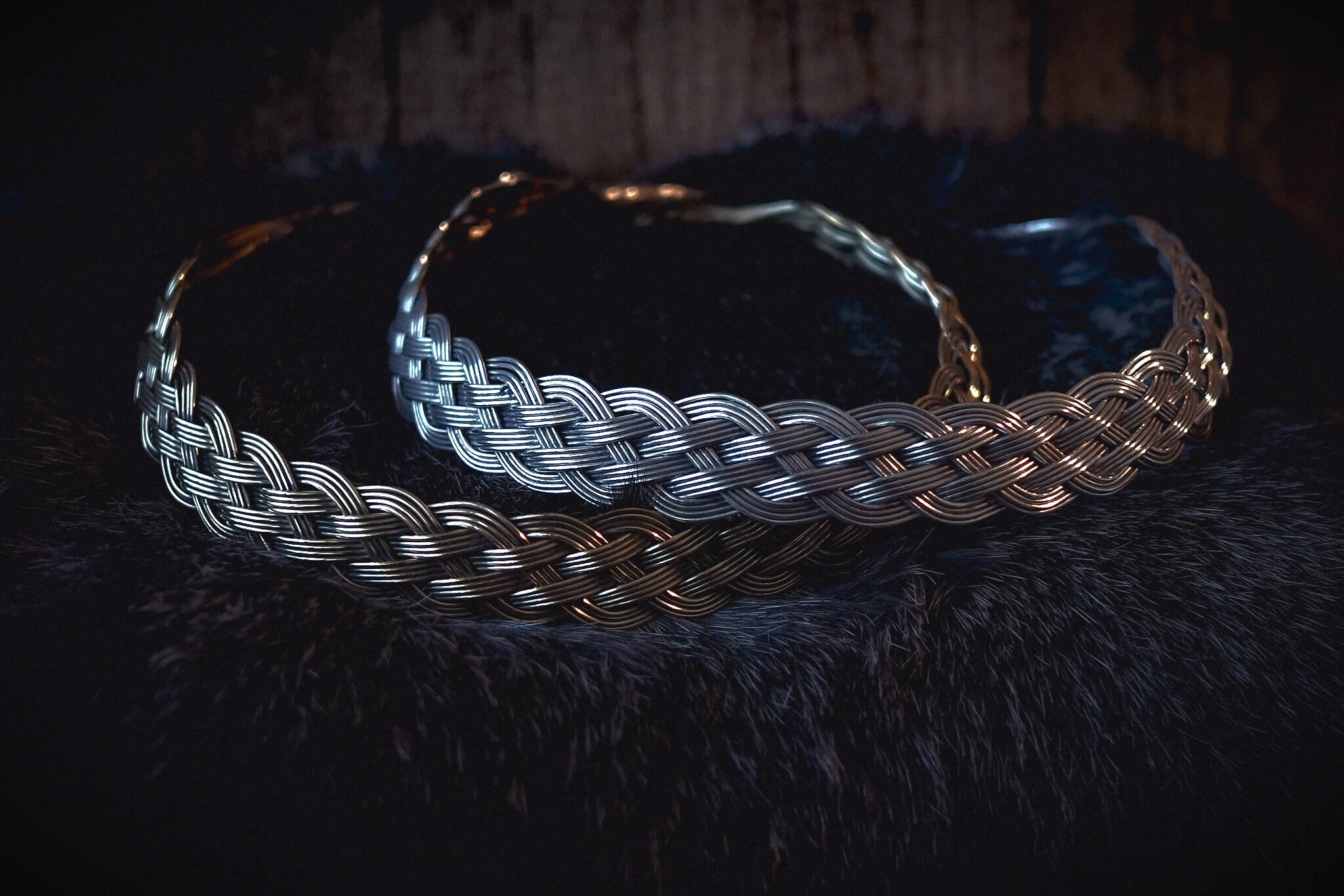 Flätat halsband i mässing.