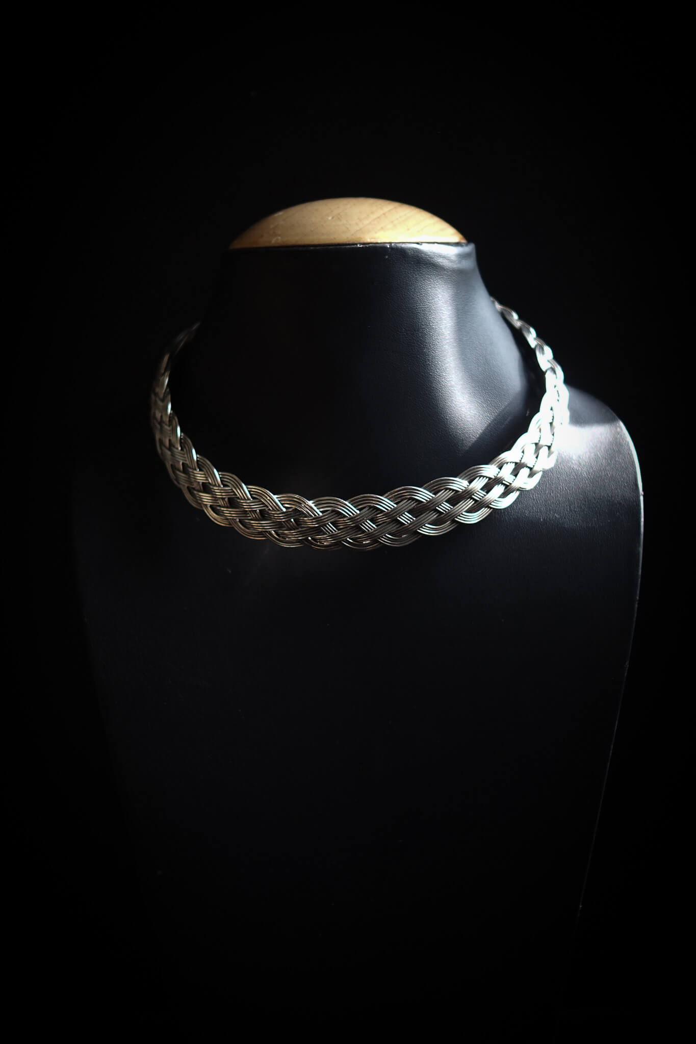 Flätat halsband i mässing.