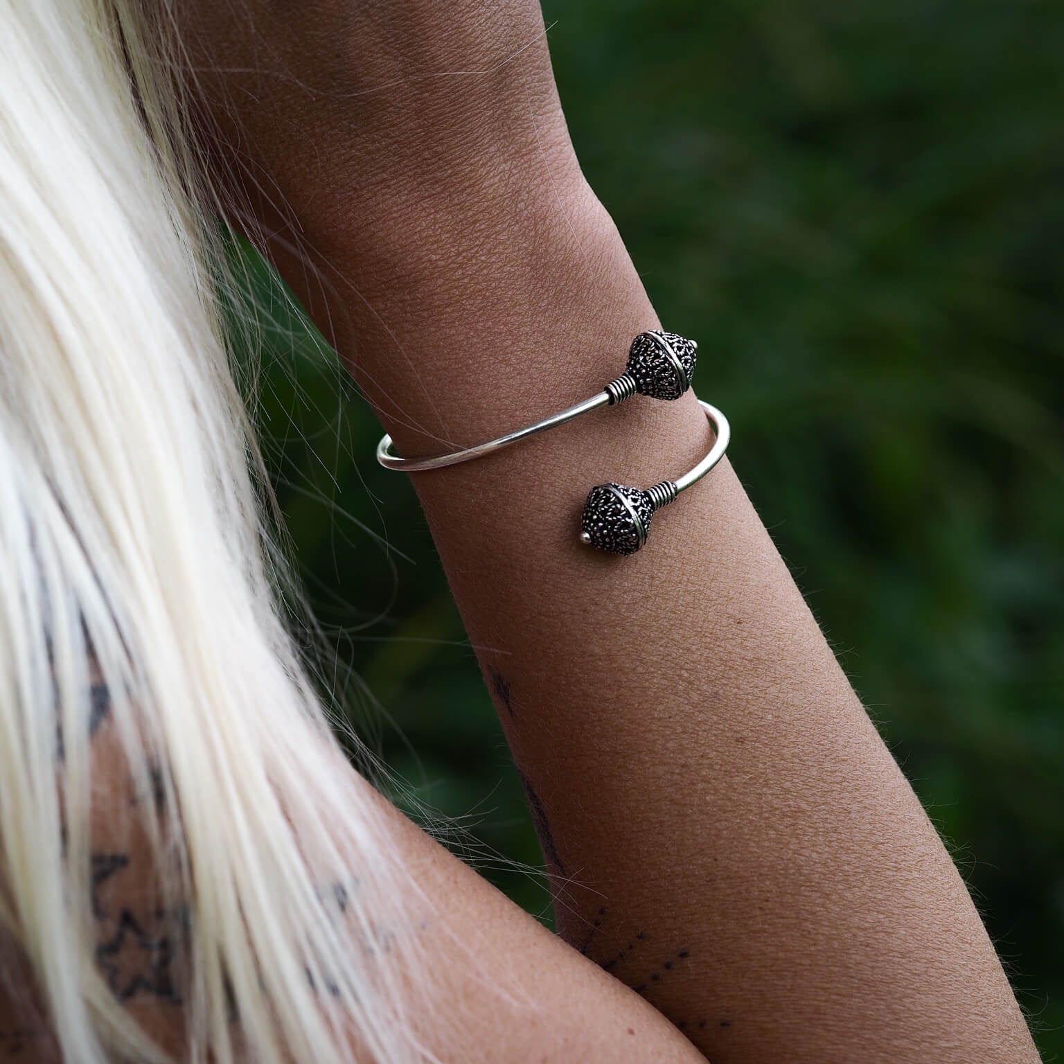 Armband med två pärlor