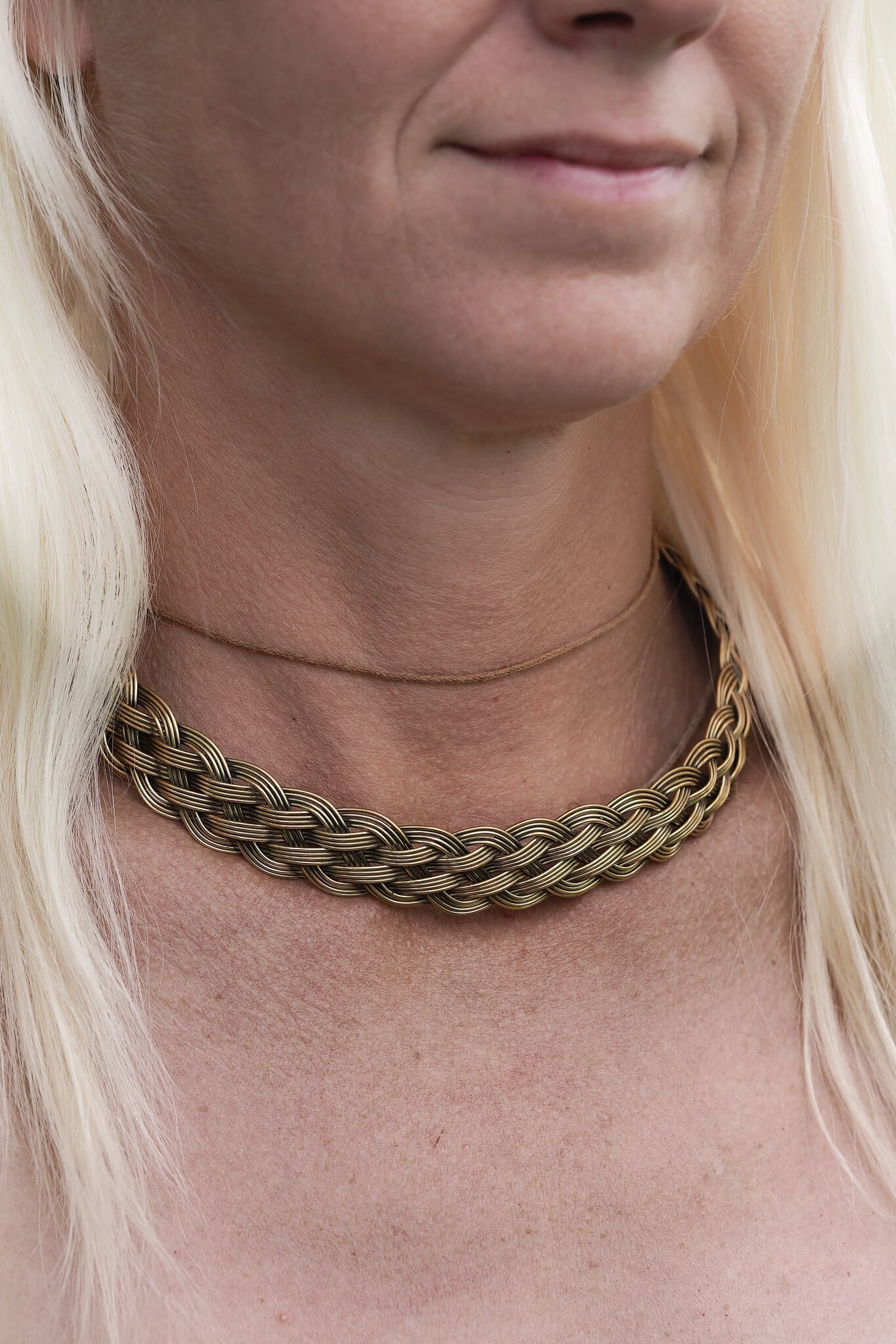 Flätat halsband i mässing.
