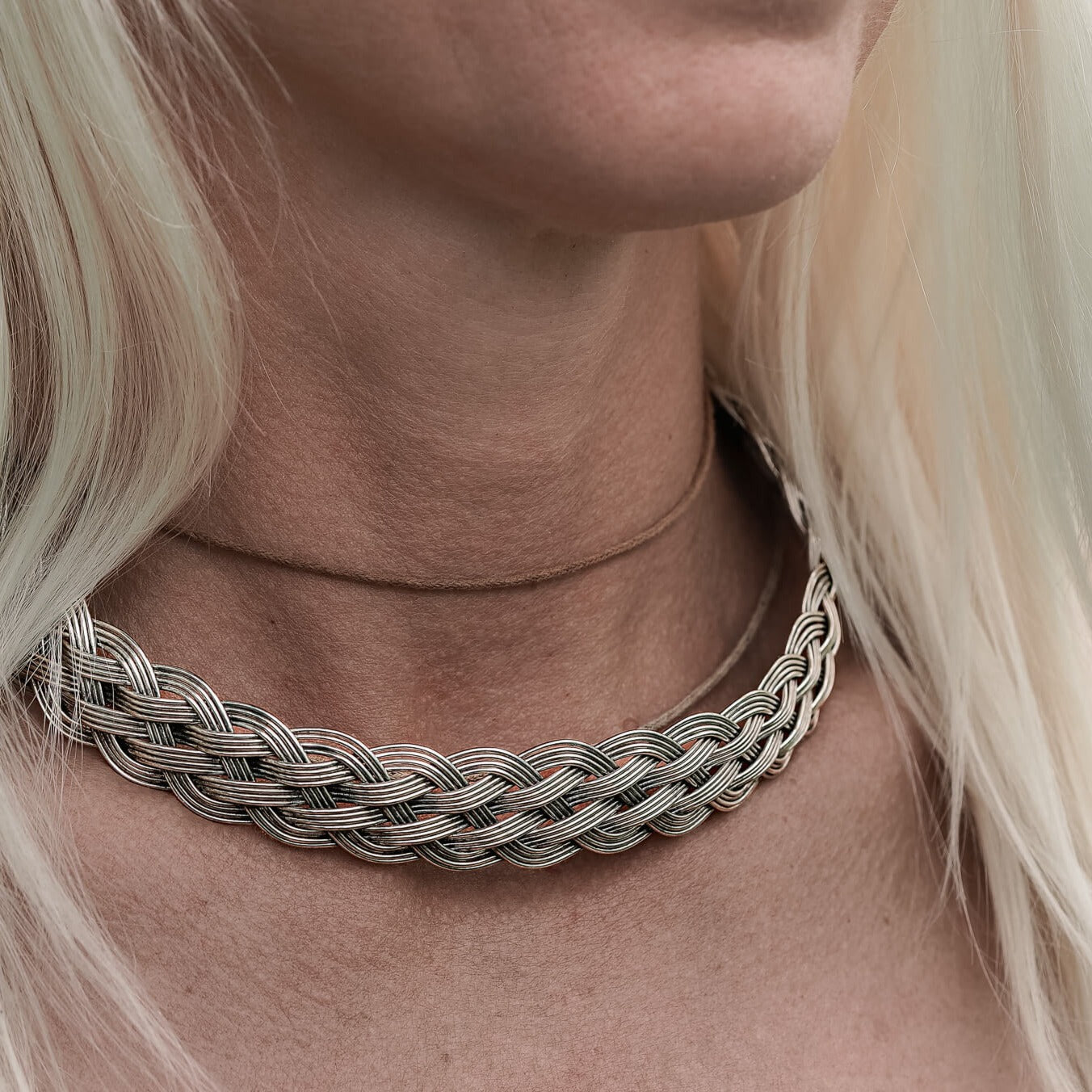 Flätat halsband i mässing.