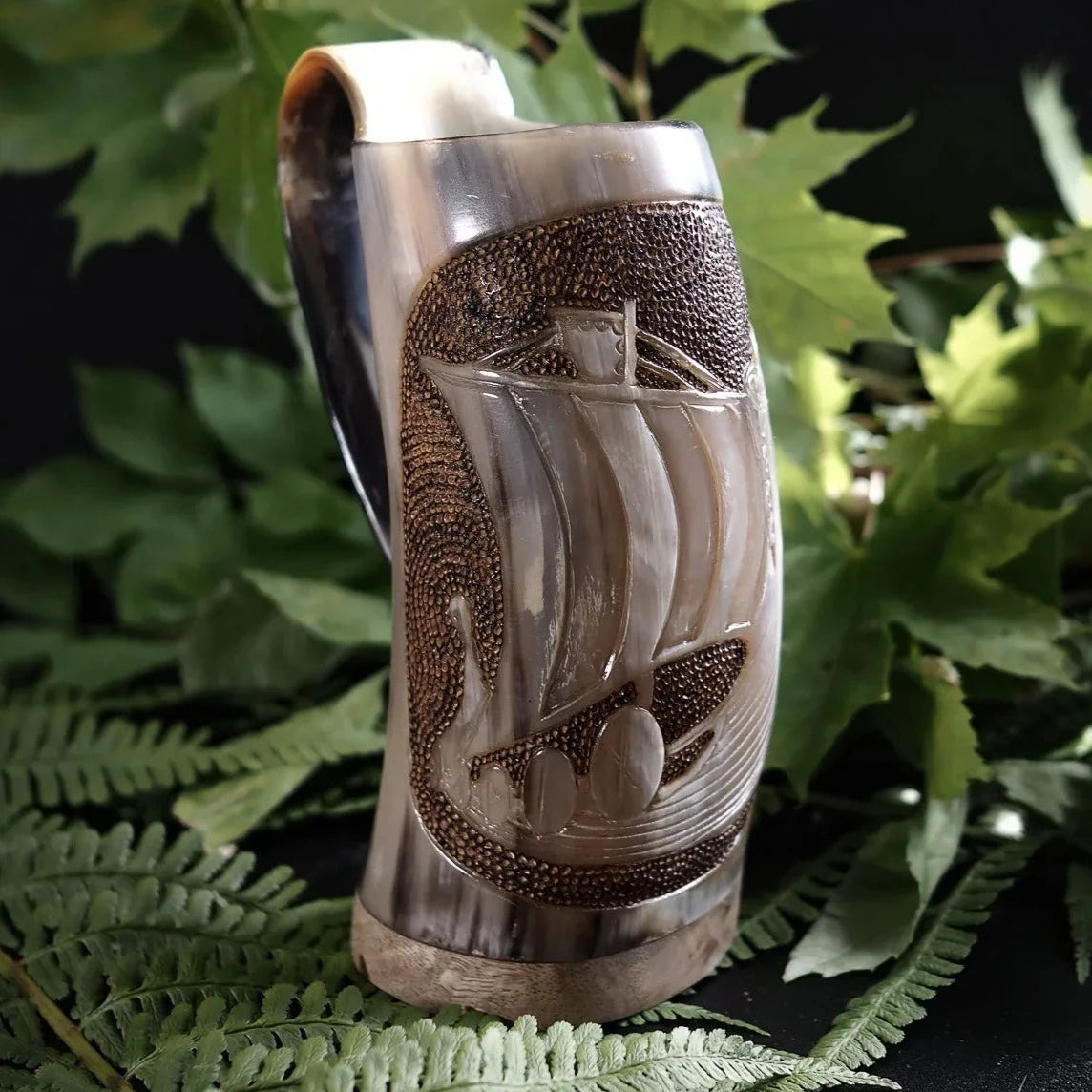 Handsnidad hornmugg, vikingskepp 500-600 ml